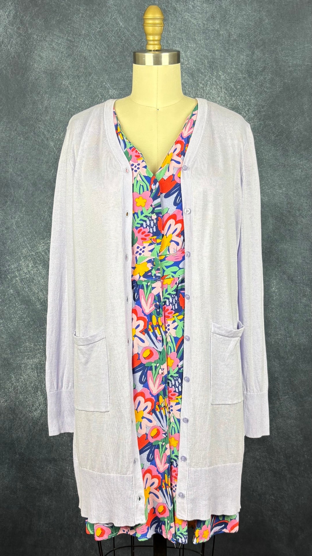 Cardigan long en coton fin lilas avec des poches Luhta, taille small. Vue de l'agencement avec la robe florale colorée Art Love.