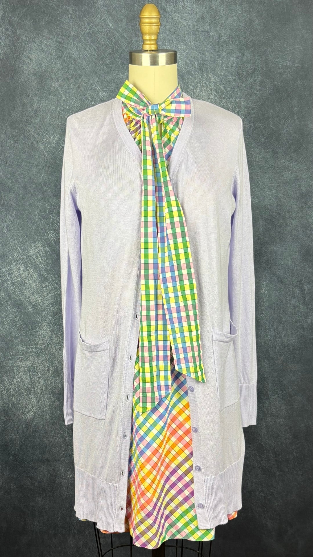 Cardigan long en coton fin lilas avec des poches Luhta, taille small. Vue de l'agencement avec la robe bain de soleil J.Crew.
