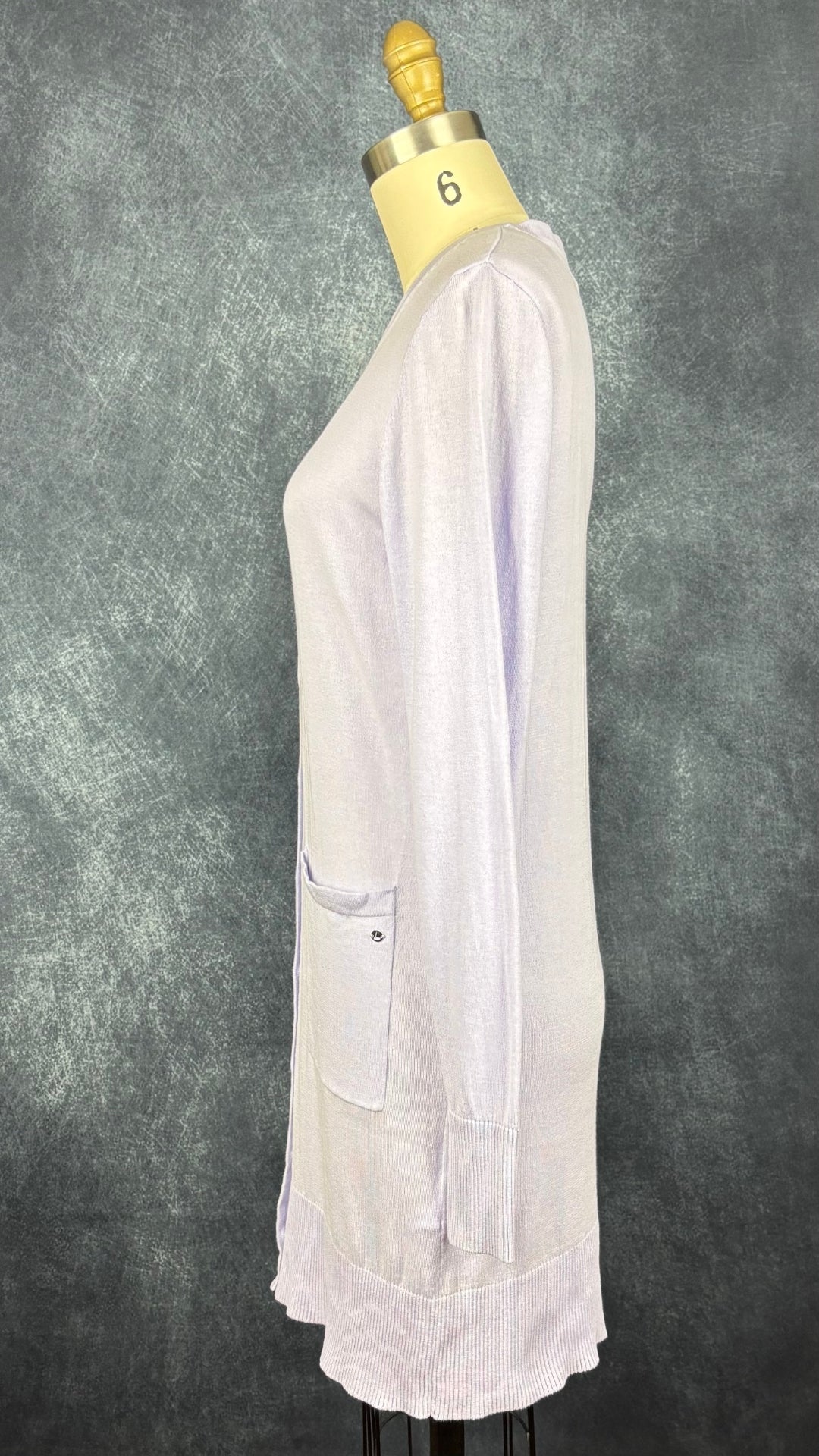 Cardigan long en coton fin lilas avec des poches Luhta, taille small. Vue de côté.