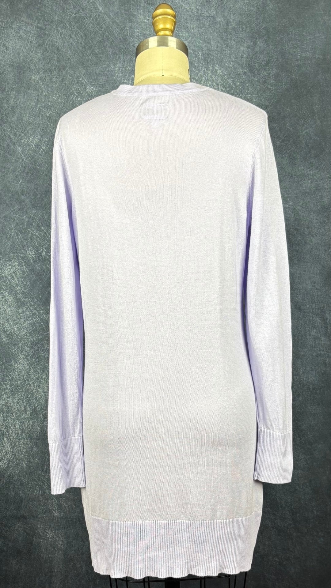 Cardigan long en coton fin lilas avec des poches Luhta, taille small. Vue de dos.