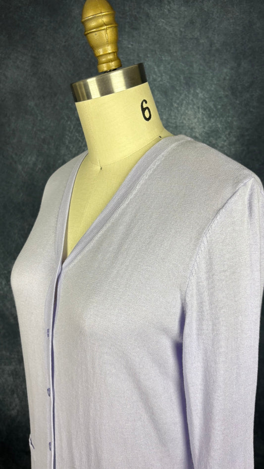 Cardigan long en coton fin lilas avec des poches Luhta, taille small. Vue de l'encolure.