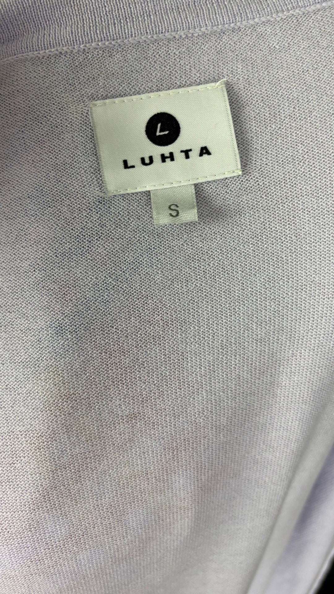 Cardigan long en coton fin lilas avec des poches Luhta, taille small. Vue de l'étiquette.