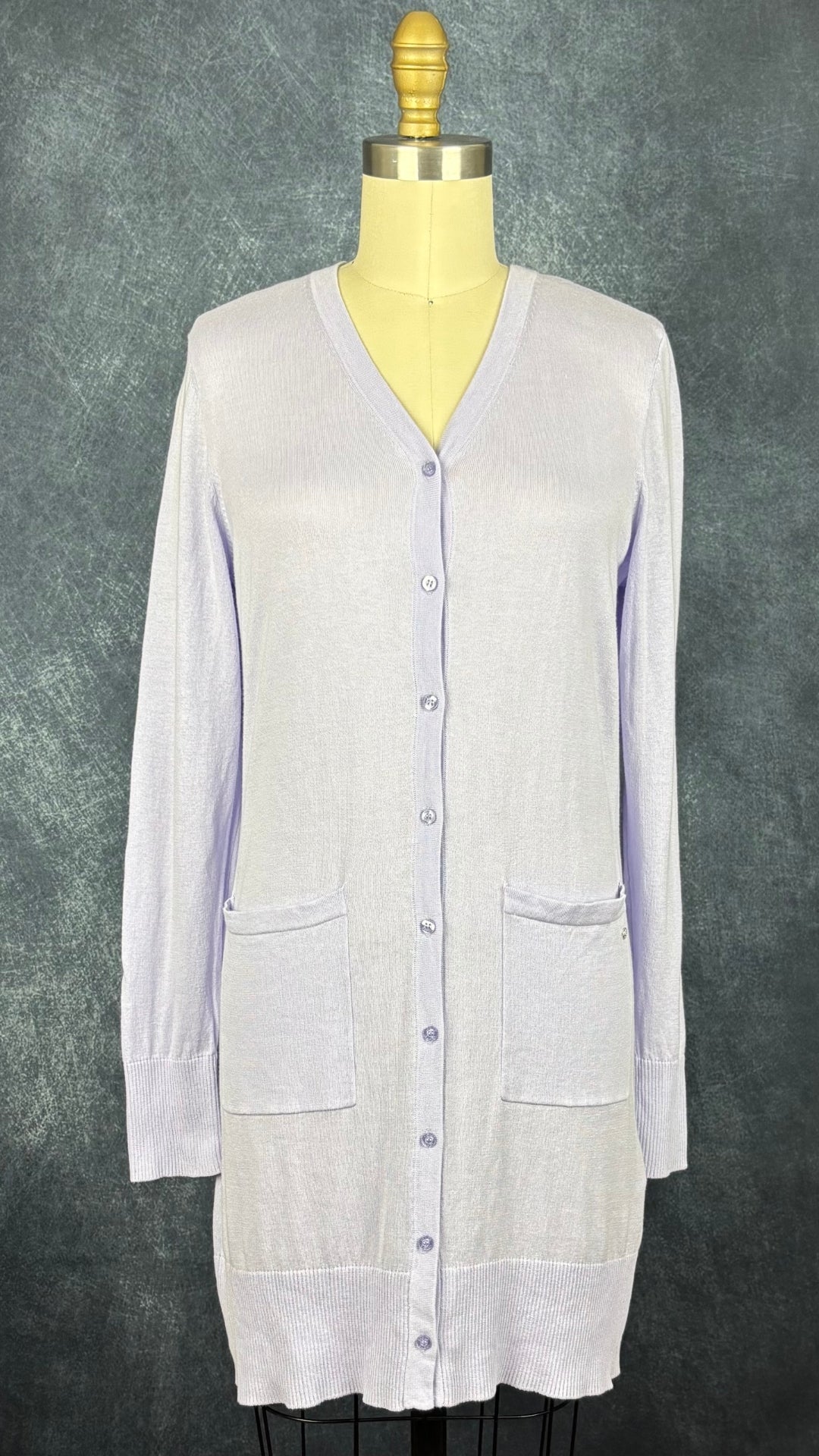 Cardigan long en coton fin lilas avec des poches Luhta, taille small. Vue de face.