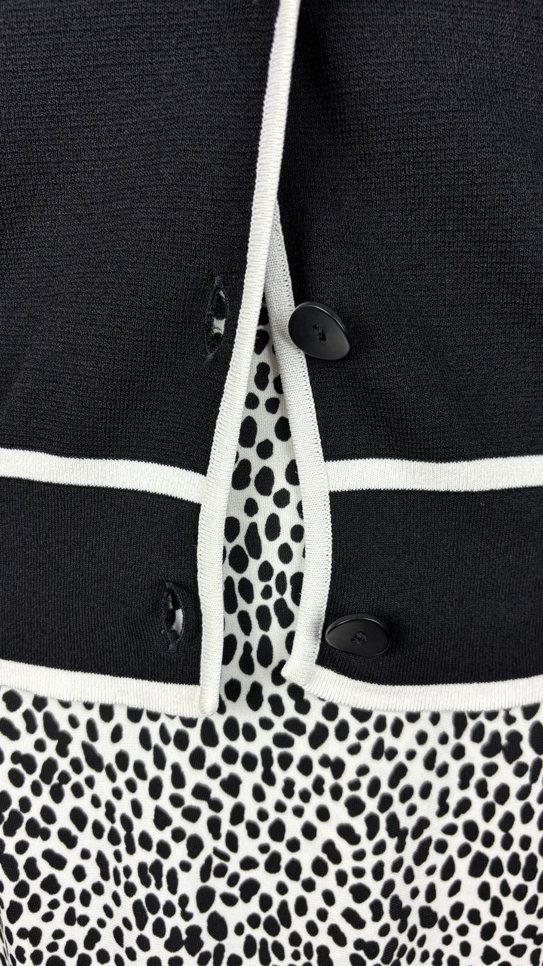 Cardigan boutonné noir et blanc en fin tricot MaxMara Studio, taille small. Vue de l'agencement du cardigan et de la robe à pois.