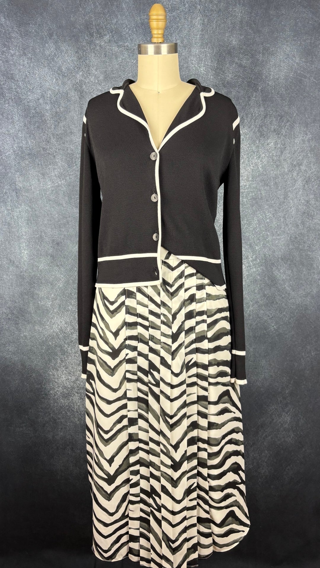 Cardigan boutonné noir et blanc en fin tricot MaxMara Studio, taille small. Vue de l'agencement avec la jupe à plis zébrés.