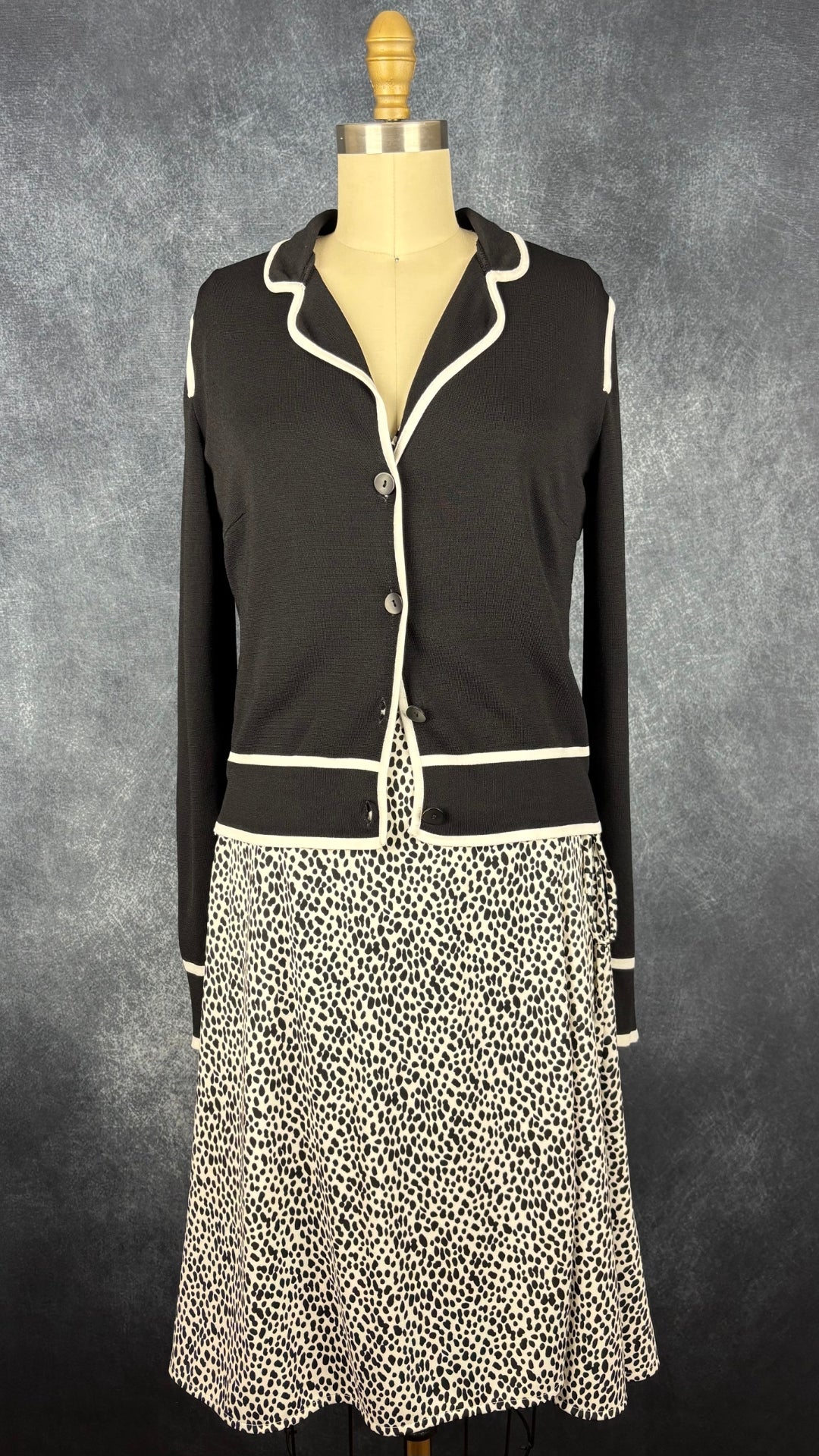 Cardigan boutonné noir et blanc en fin tricot MaxMara Studio, taille small. Vue de l'agencement avec la robe portefeuille Banana Republic.