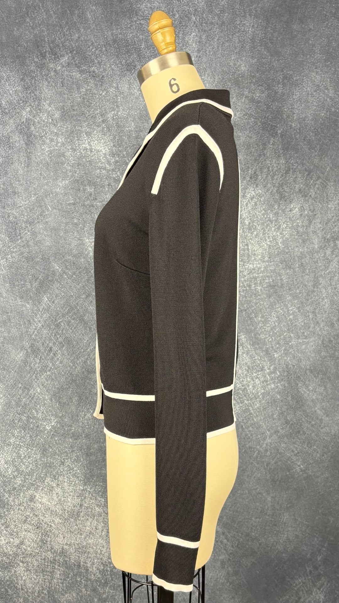 Cardigan boutonné noir et blanc en fin tricot MaxMara Studio, taille small. Vue de côté.
