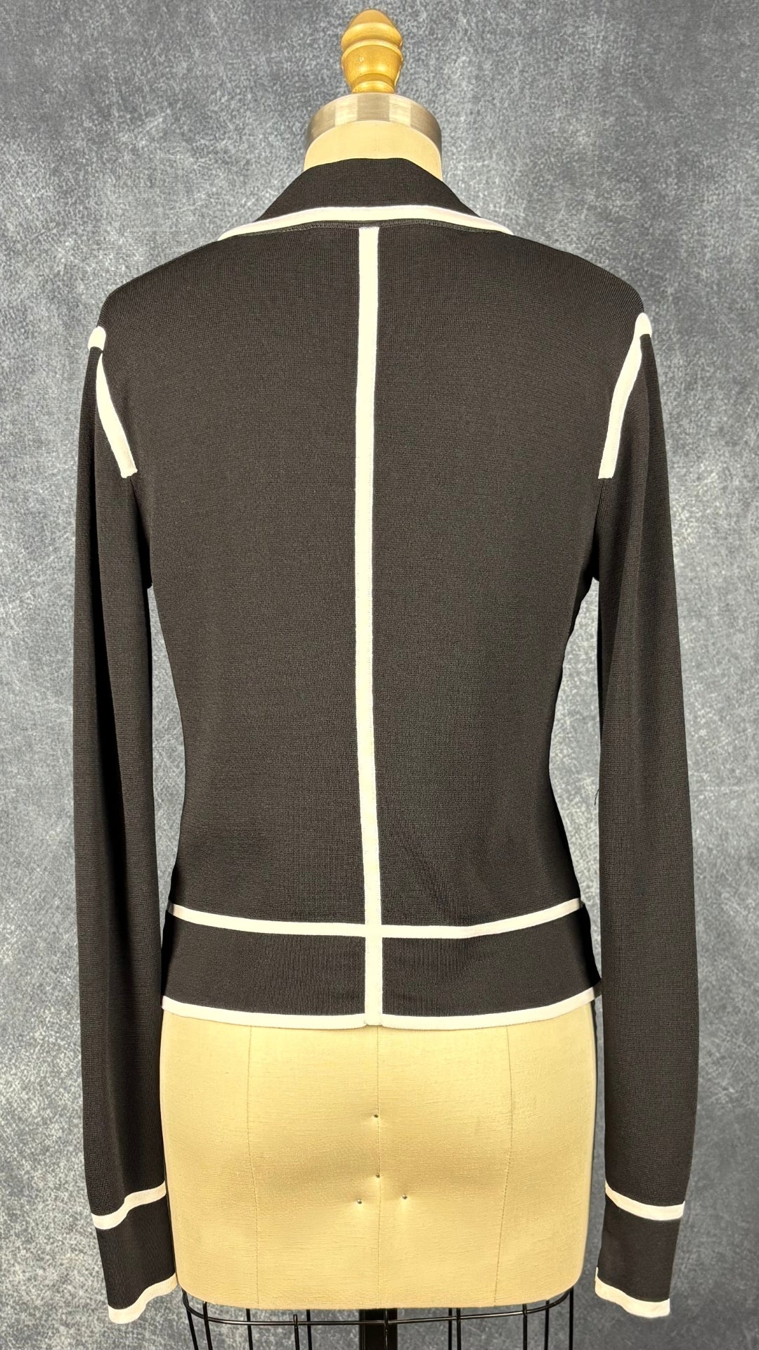 Cardigan boutonné noir et blanc en fin tricot MaxMara Studio, taille small. Vue de dos.