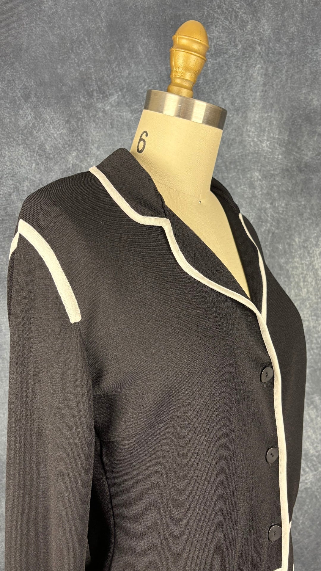 Cardigan boutonné noir et blanc en fin tricot MaxMara Studio, taille small. Vue de l'encolure.