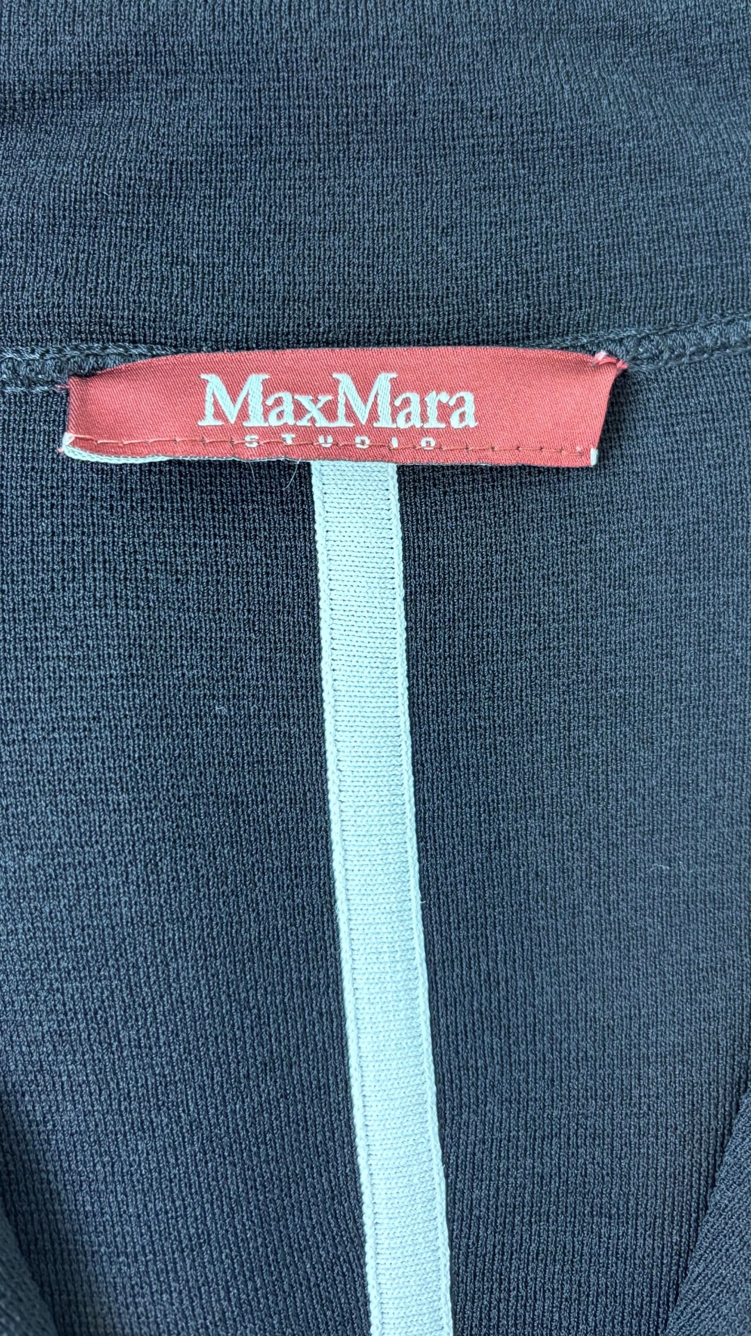 Cardigan boutonné noir et blanc en fin tricot MaxMara Studio, taille small. Vue de l'étiquette.
