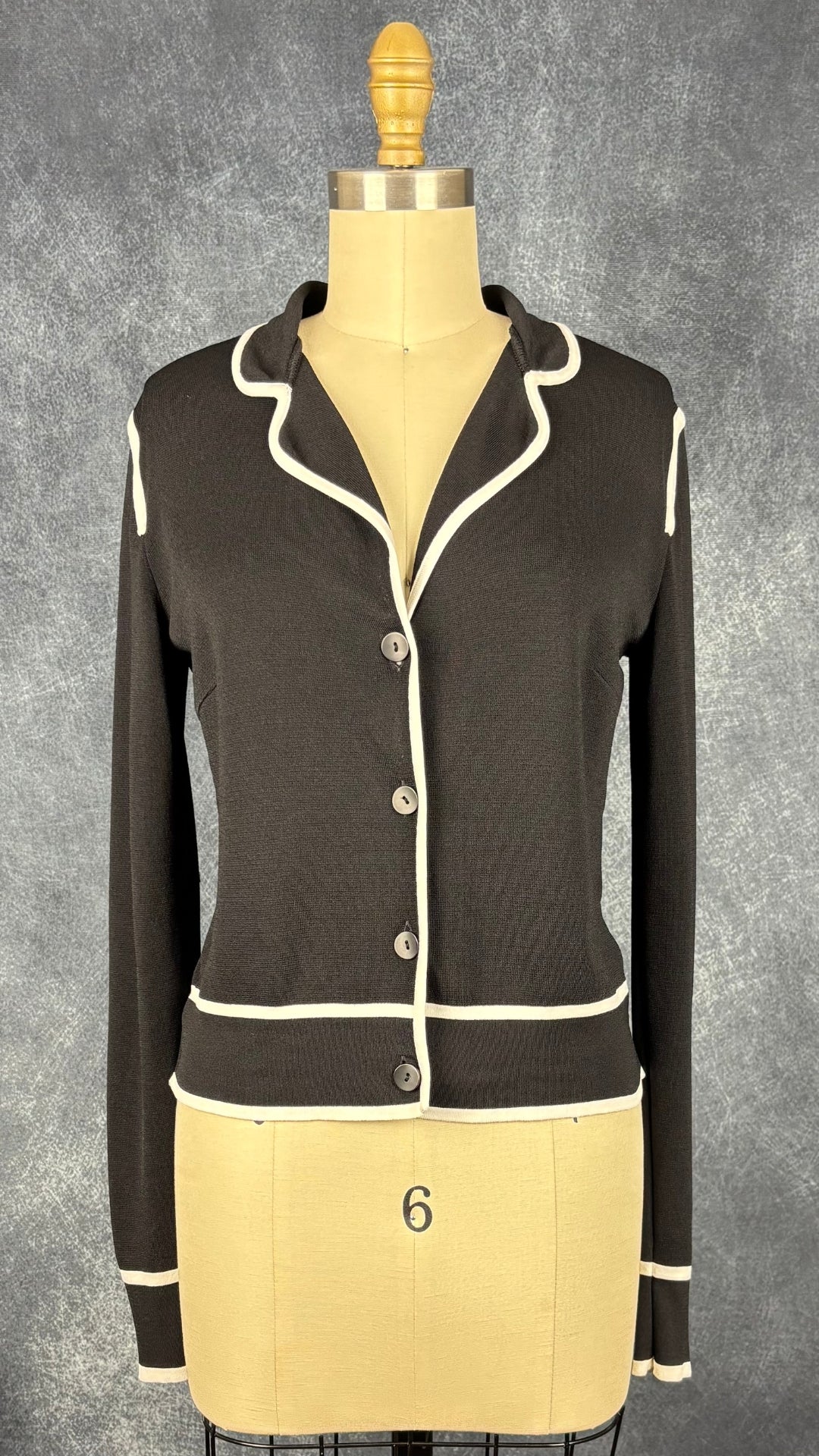 Cardigan boutonné noir et blanc en fin tricot MaxMara Studio, taille small. Vue de face.