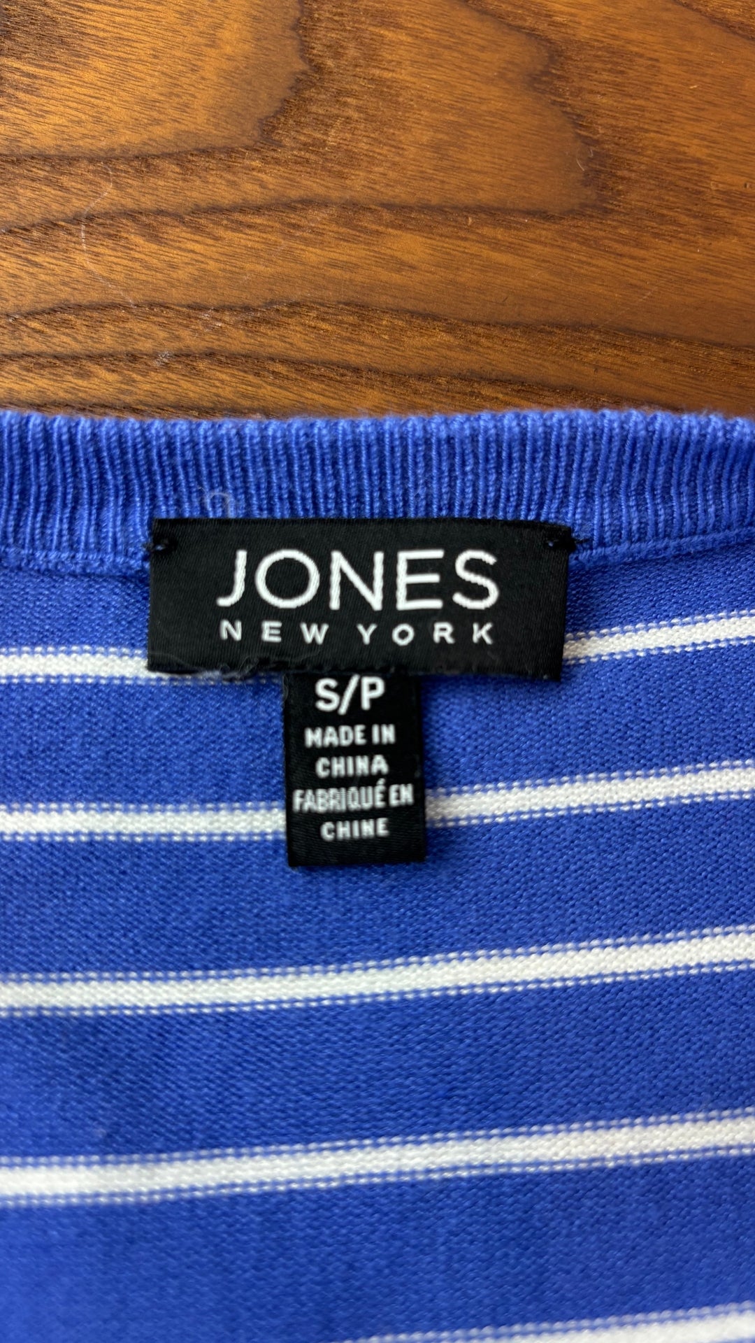 Cardigan à rayures Jones New York, taille small et medium. Vue de l'étiquette.