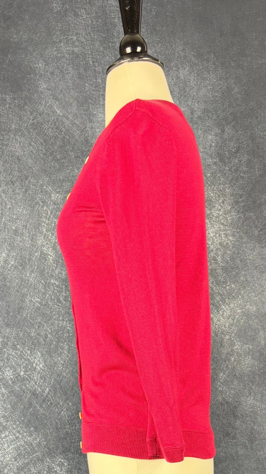 Cardigan rose framboise en soie et cachemire, Holt Renfrew, taille xs. Vue de côté.