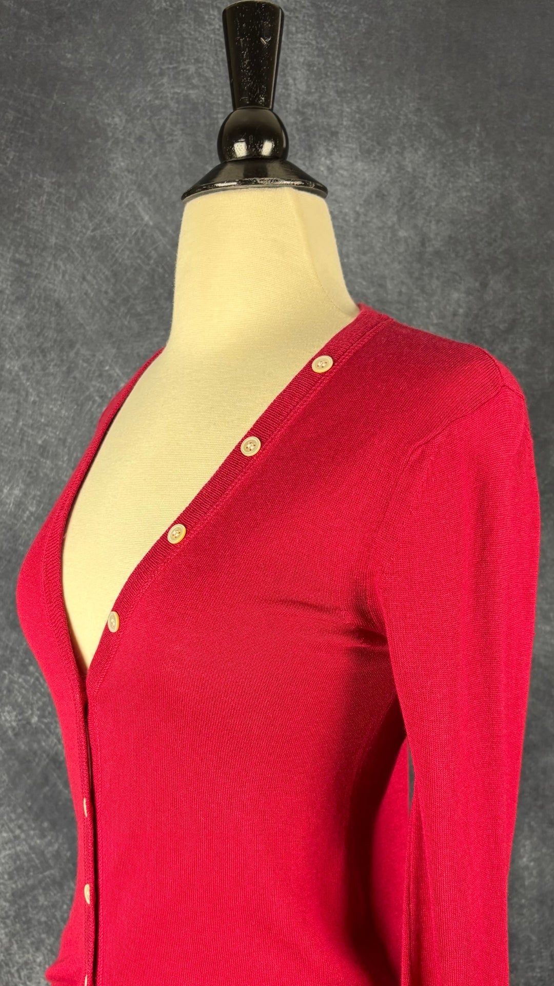 Cardigan rose framboise en soie et cachemire, Holt Renfrew, taille xs. Vue de l'encolure.