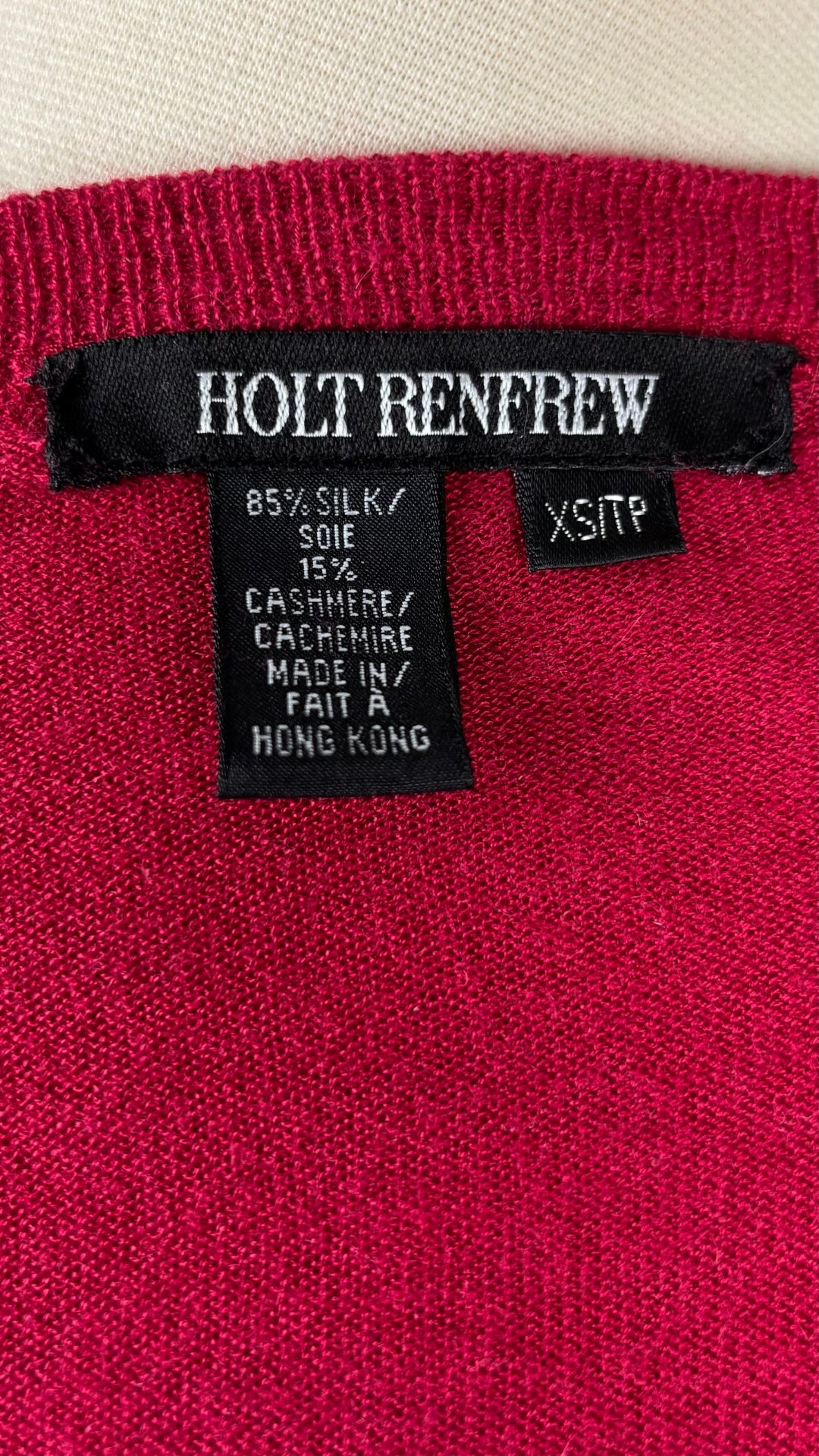 Cardigan rose framboise en soie et cachemire, Holt Renfrew, taille xs. Vue de l'étiquette.