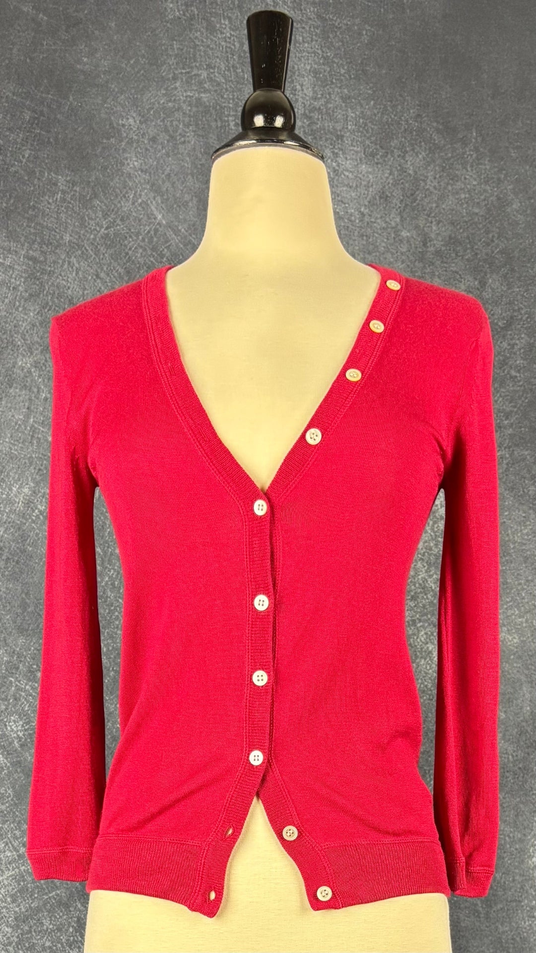 Cardigan rose framboise en soie et cachemire, Holt Renfrew, taille xs. Vue de face.