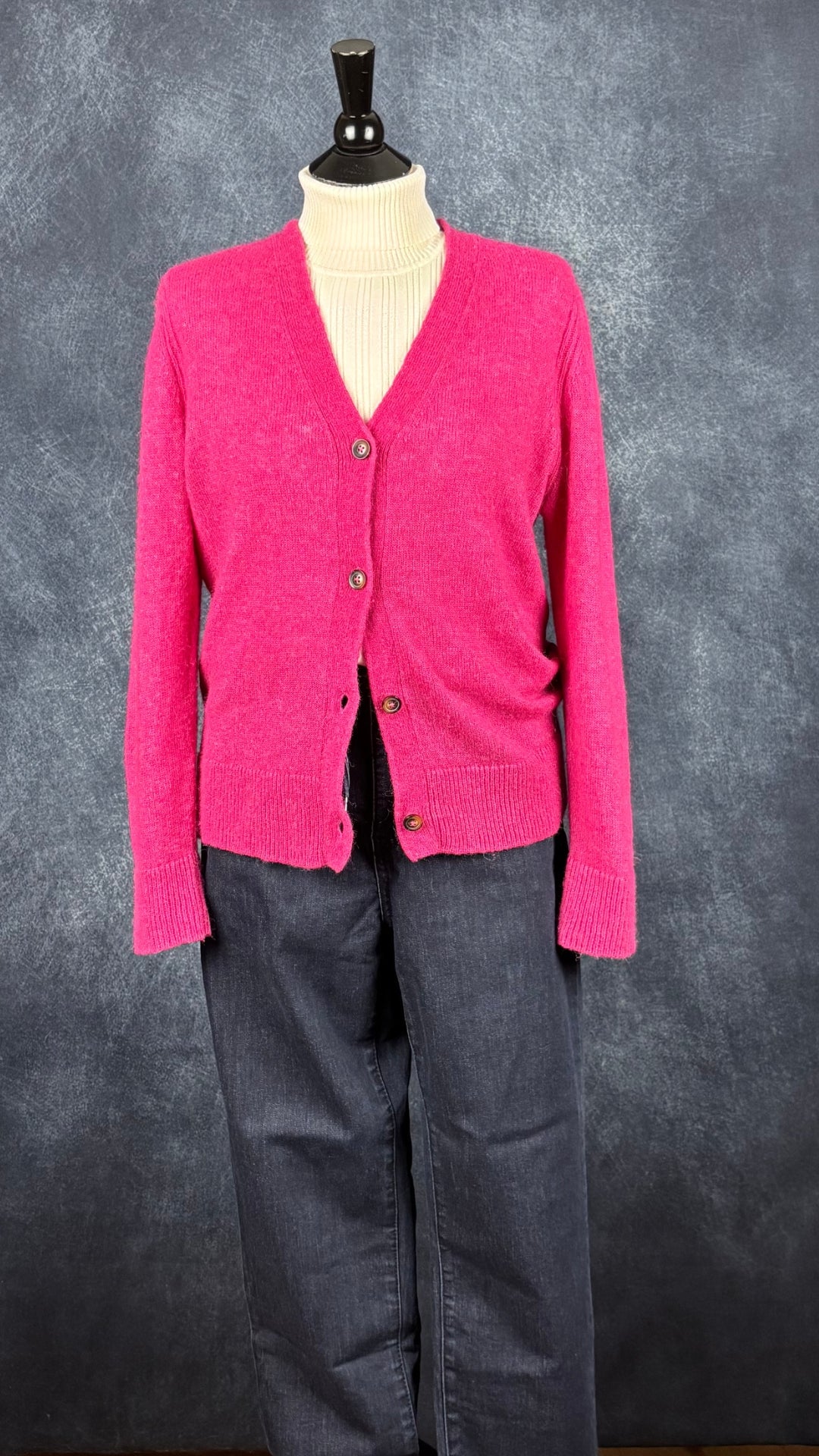 Cardigan rose en tricot en mélange d'alpaga et laine, col en V, Brax, taille 42 (m/l). Vue de l'agencement avec le jeans foncé à taille élastique Tristan et le col roulé crème Olsen.