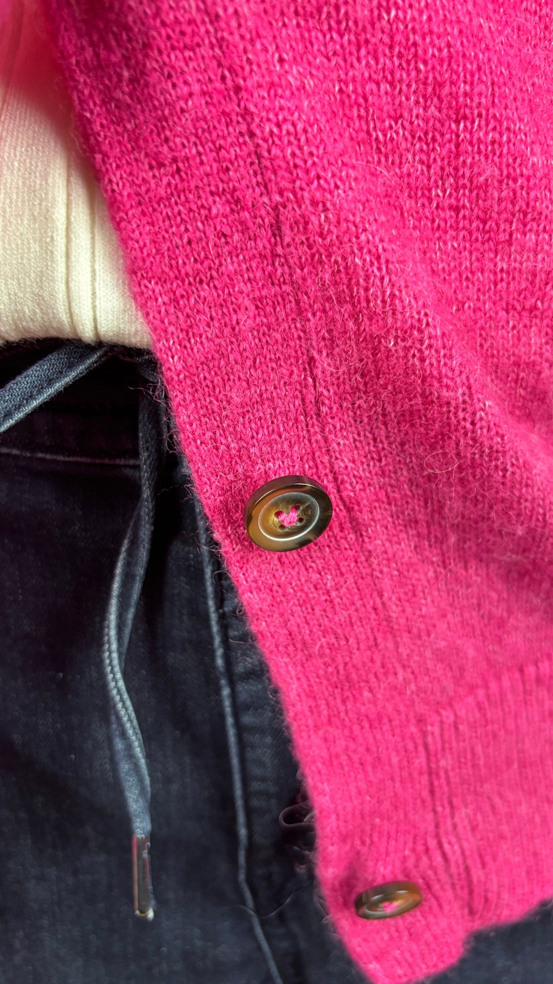 Cardigan rose en tricot en mélange d'alpaga et laine, col en V, Brax, taille 42 (m/l). Vue de près de l'agencement avec le jeans à taille élastique Tristan et le col roulé crème Olsen.