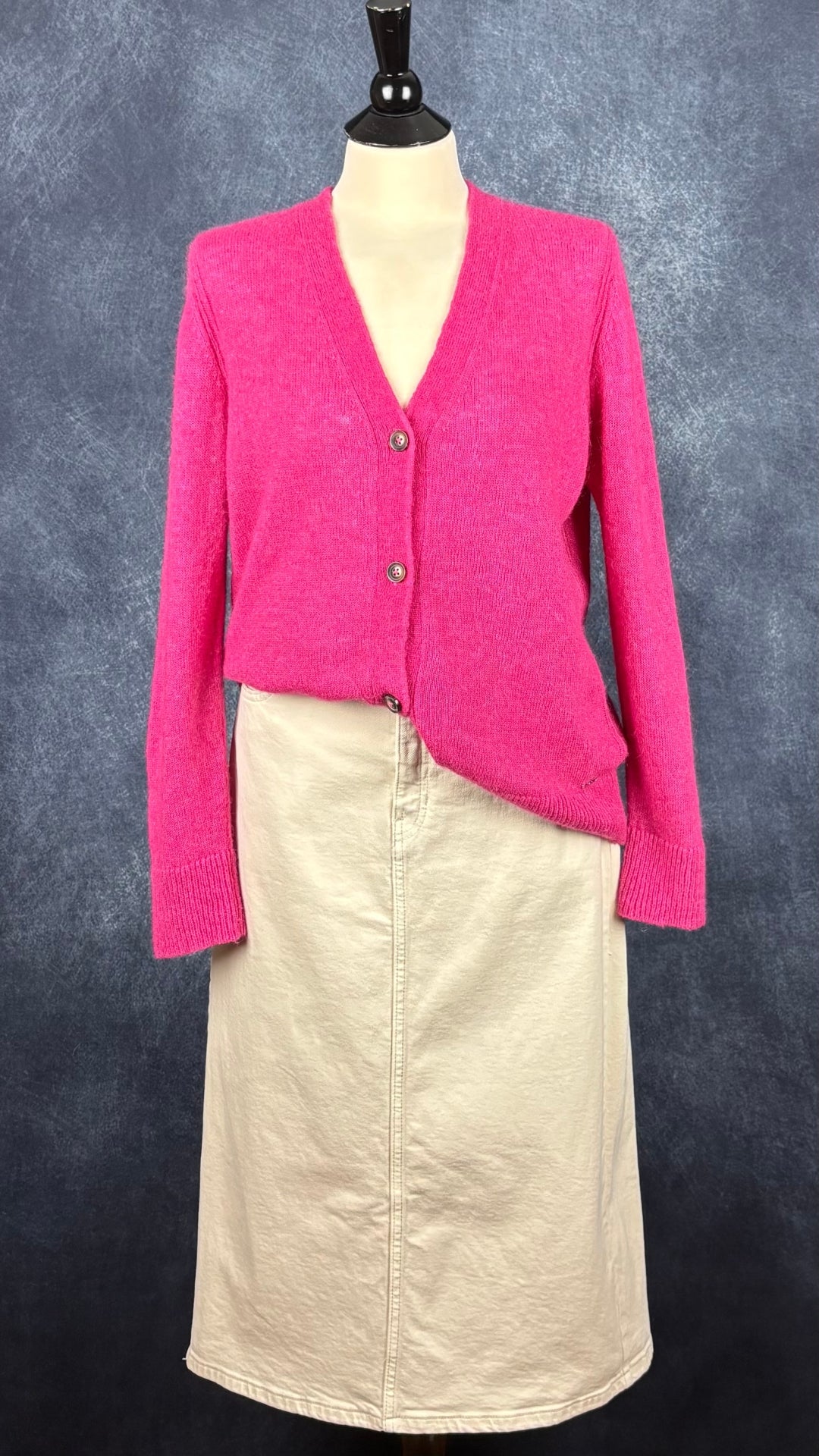 Cardigan rose en tricot en mélange d'alpaga et laine, col en V, Brax, taille 42 (m/l). Vue de l'agencement avec la jupe écru Banana Republic.