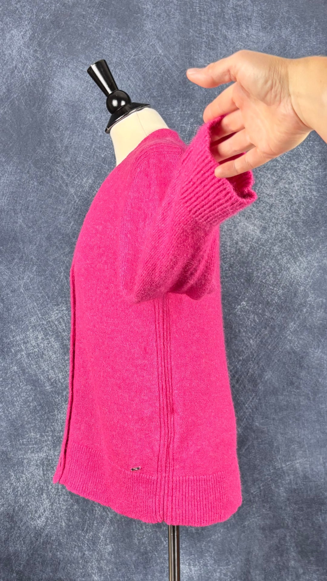 Cardigan rose en tricot en mélange d'alpaga et laine, col en V, Brax, taille 42 (m/l). Vue de côté, manche relevée.