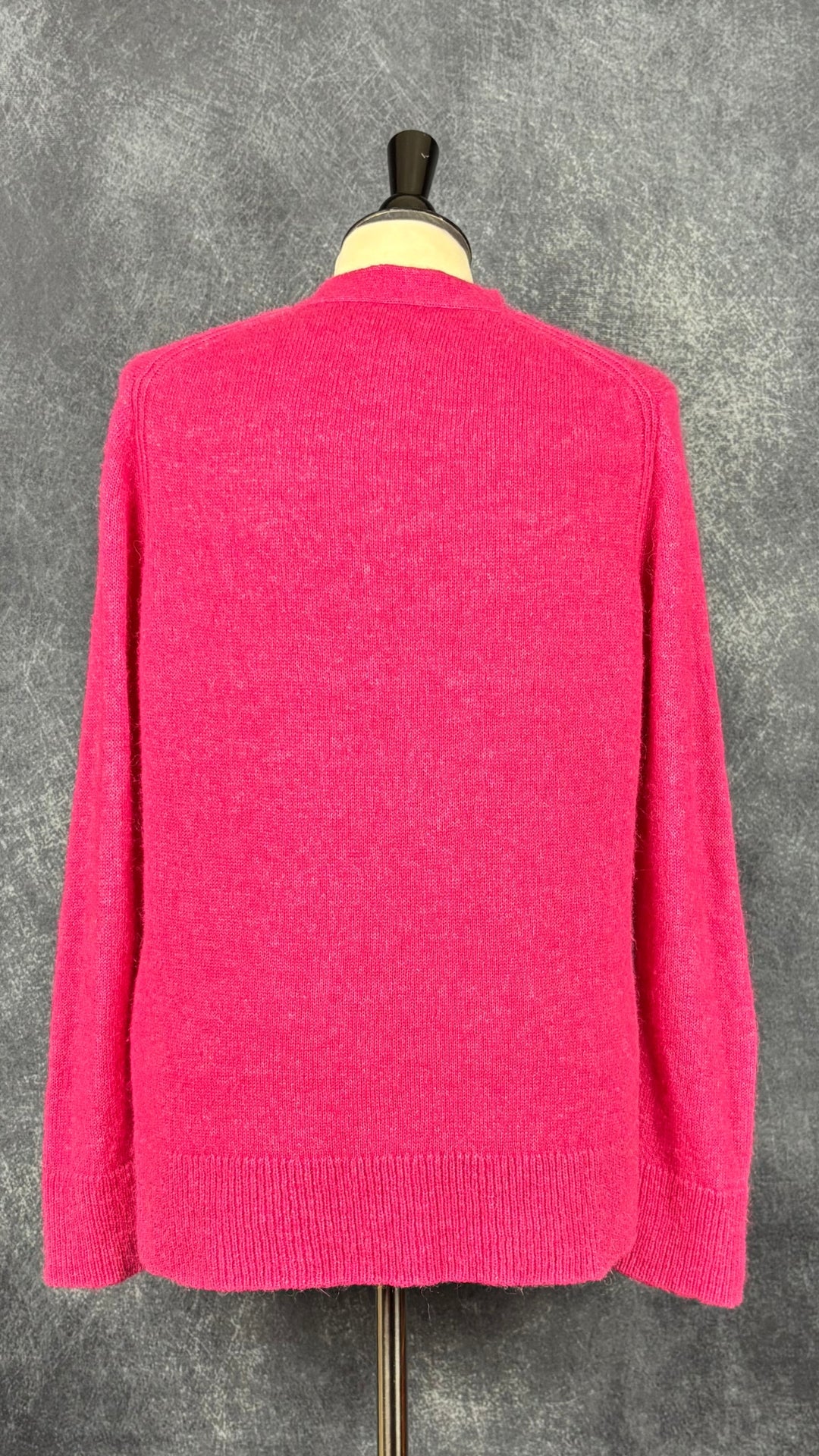 Cardigan rose en tricot en mélange d'alpaga et laine, col en V, Brax, taille 42 (m/l). Vue de dos.