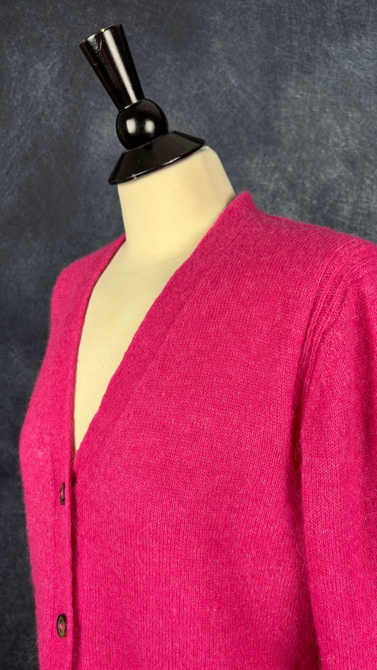 Cardigan rose en tricot en mélange d'alpaga et laine, col en V, Brax, taille 42 (m/l). Vue de l'encolure.