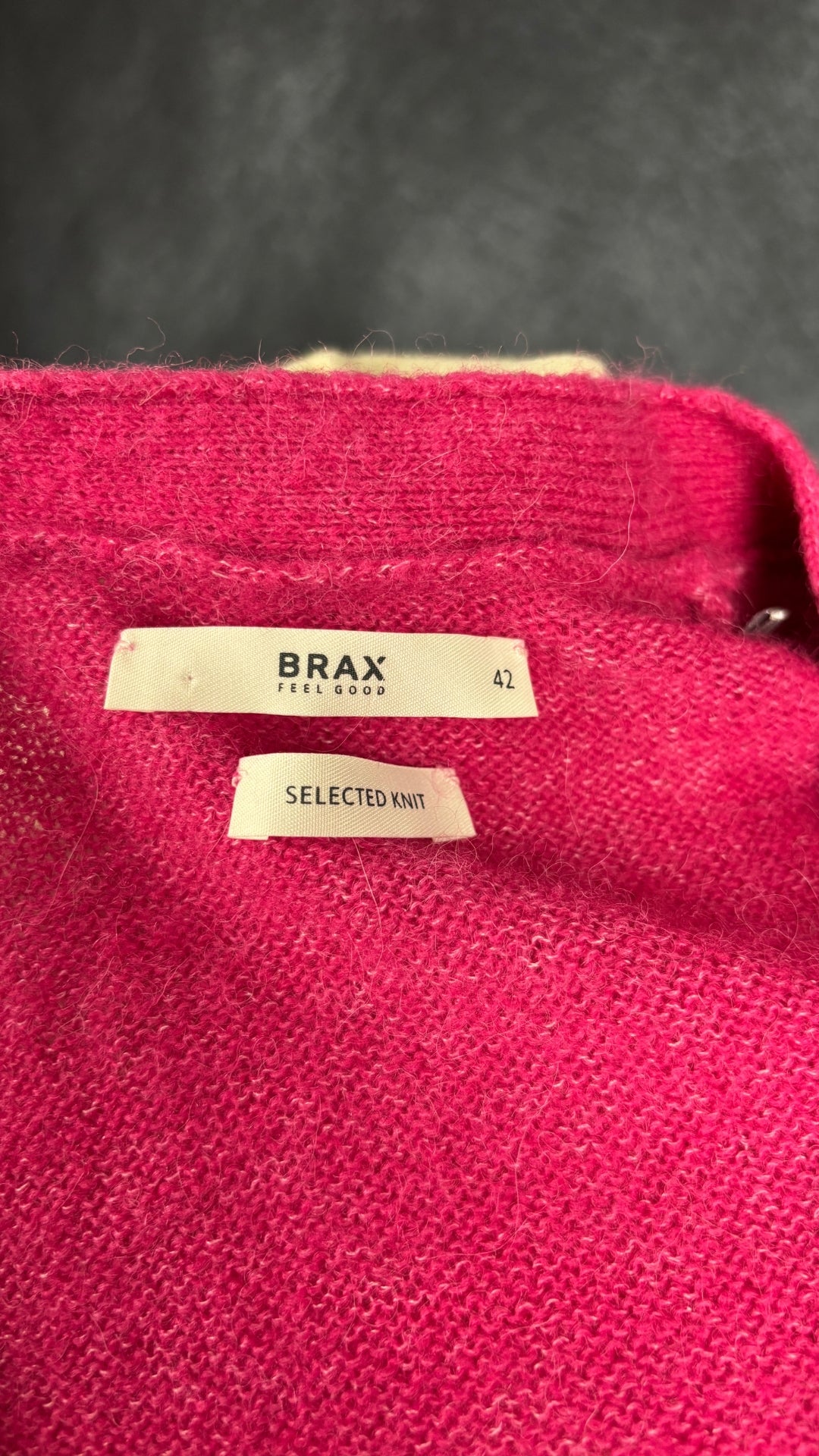 Cardigan rose en tricot en mélange d'alpaga et laine, col en V, Brax, taille 42 (m/l). Vue de l'étiquette.
