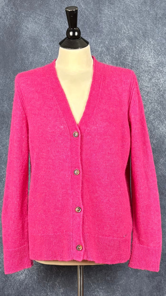 Cardigan rose en tricot en mélange d'alpaga et laine, col en V, Brax, taille 42 (m/l). Vue de face.