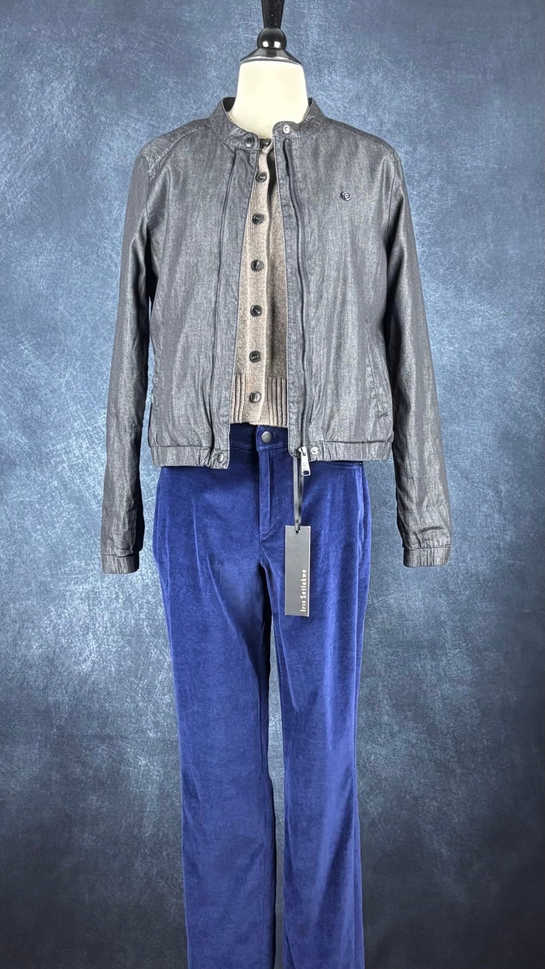 Cardigan taupe à manches courtes en laine Cos, taille xs. Vue de l'agencement avec le pantalon en velours bleu nuit et le blouson Ragwear.