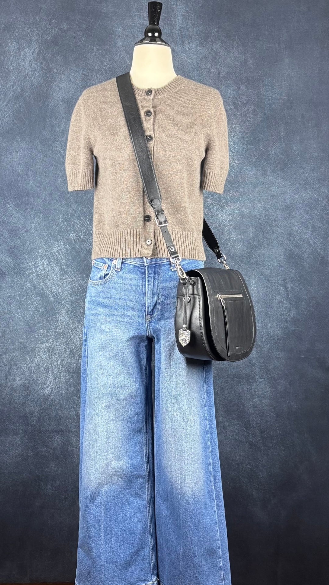 Cardigan taupe à manches courtes en laine Cos, taille xs. Vue de l'agencement avec le sac en cuir Rudsak et le jeans jambes larges Gap.