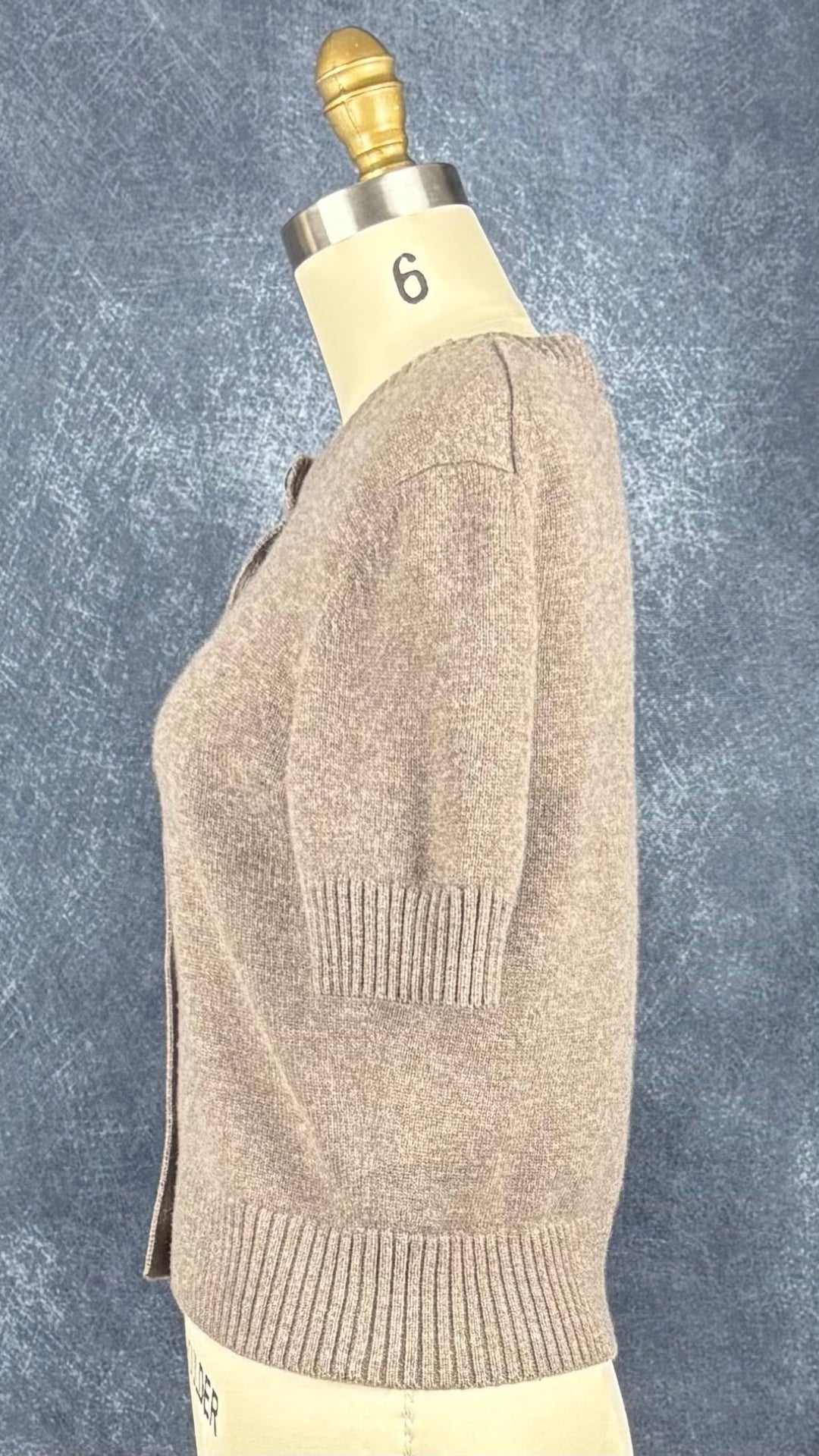 Cardigan taupe à manches courtes en laine Cos, taille xs. Vue de côté.