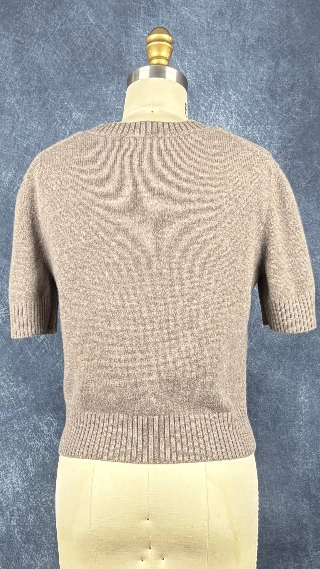Cardigan taupe à manches courtes en laine Cos, taille xs. Vue de dos.
