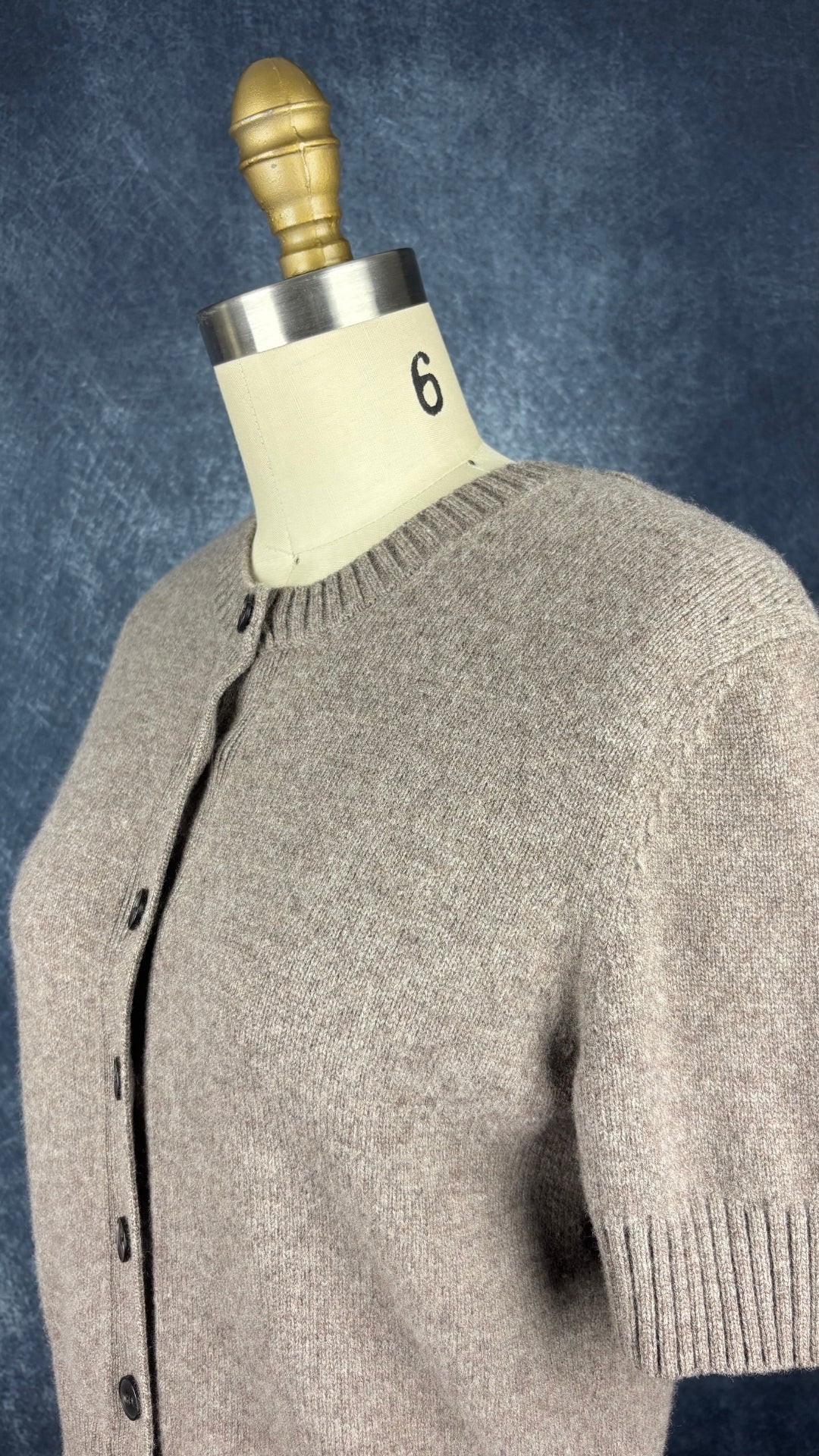Cardigan taupe à manches courtes en laine Cos, taille xs. Vue de l'encolure.
