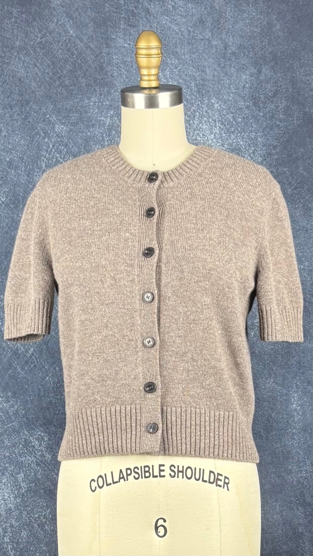 Cardigan taupe à manches courtes en laine Cos, taille xs. Vue de face.