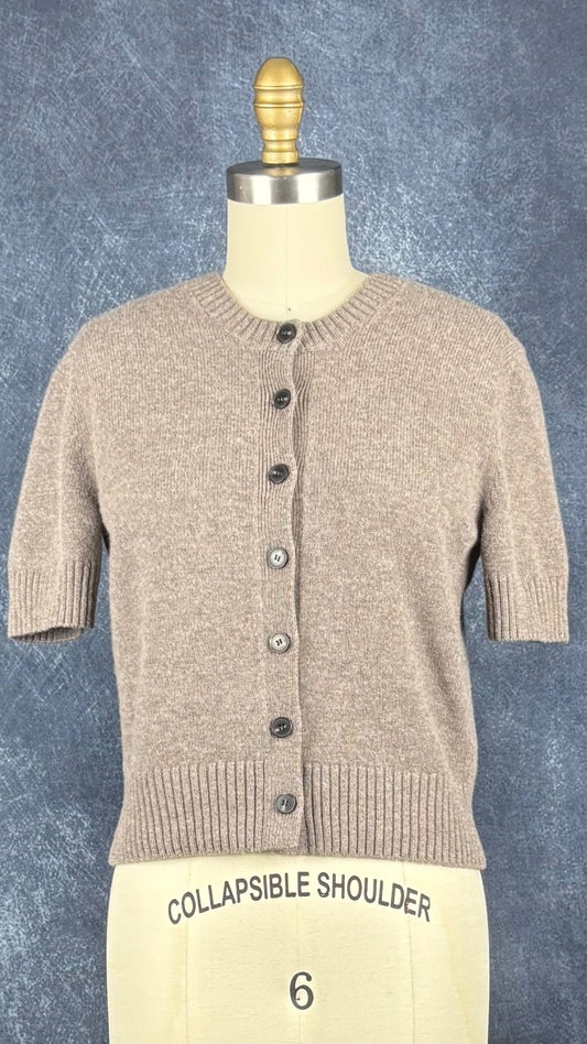 Cardigan taupe à manches courtes en laine Cos, taille xs. Vue de face.
