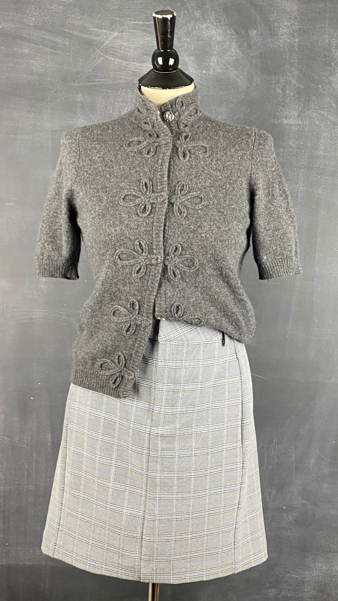 Cardigan tricot manches courtes Contemporaine, taille small. Vue de l'agencement avec la jupe à carreaux In Wear.