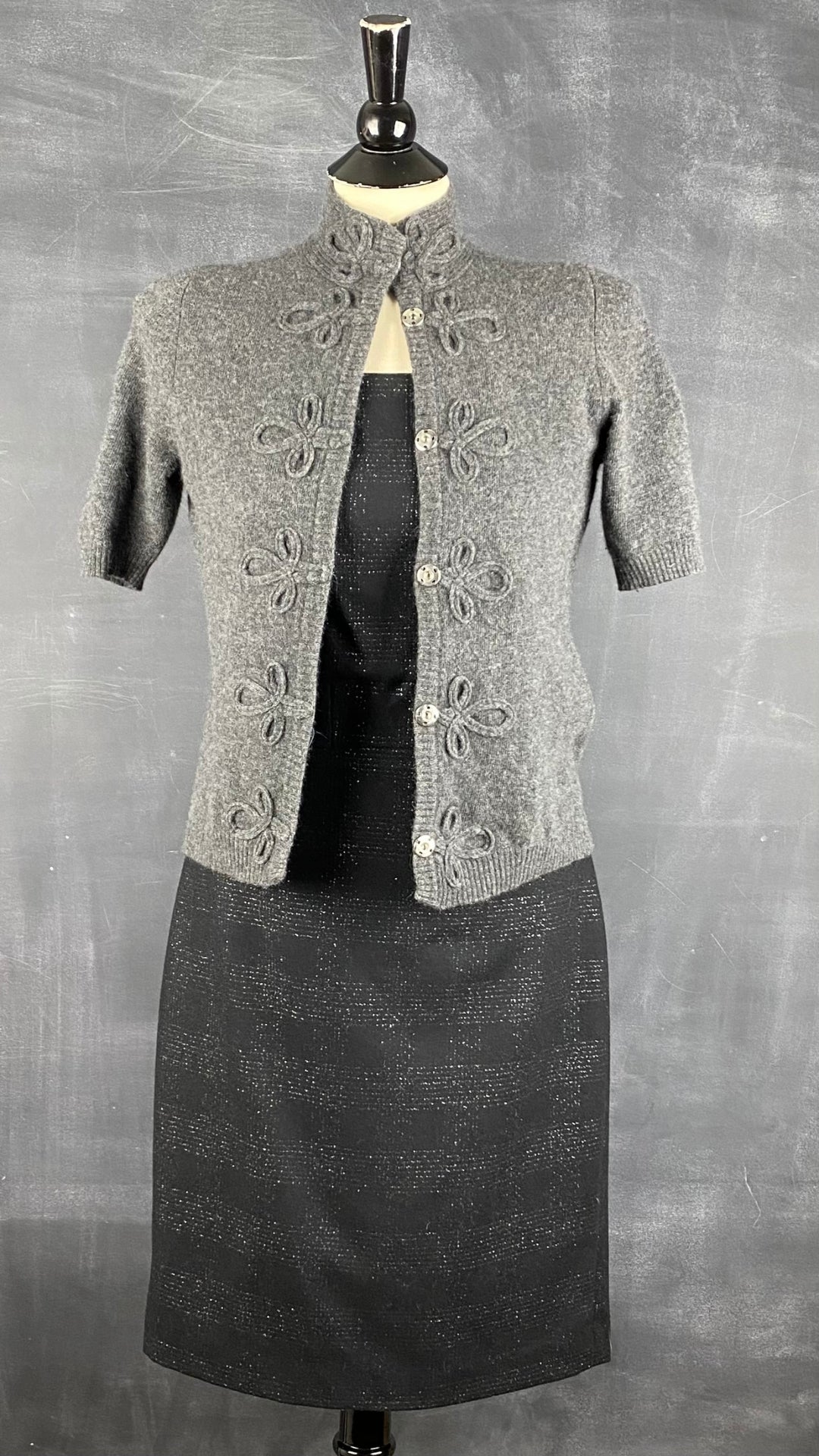 Cardigan tricot manches courtes Contemporaine, taille small. Vue de l'agencement avec la robe scintillante Club Monaco.