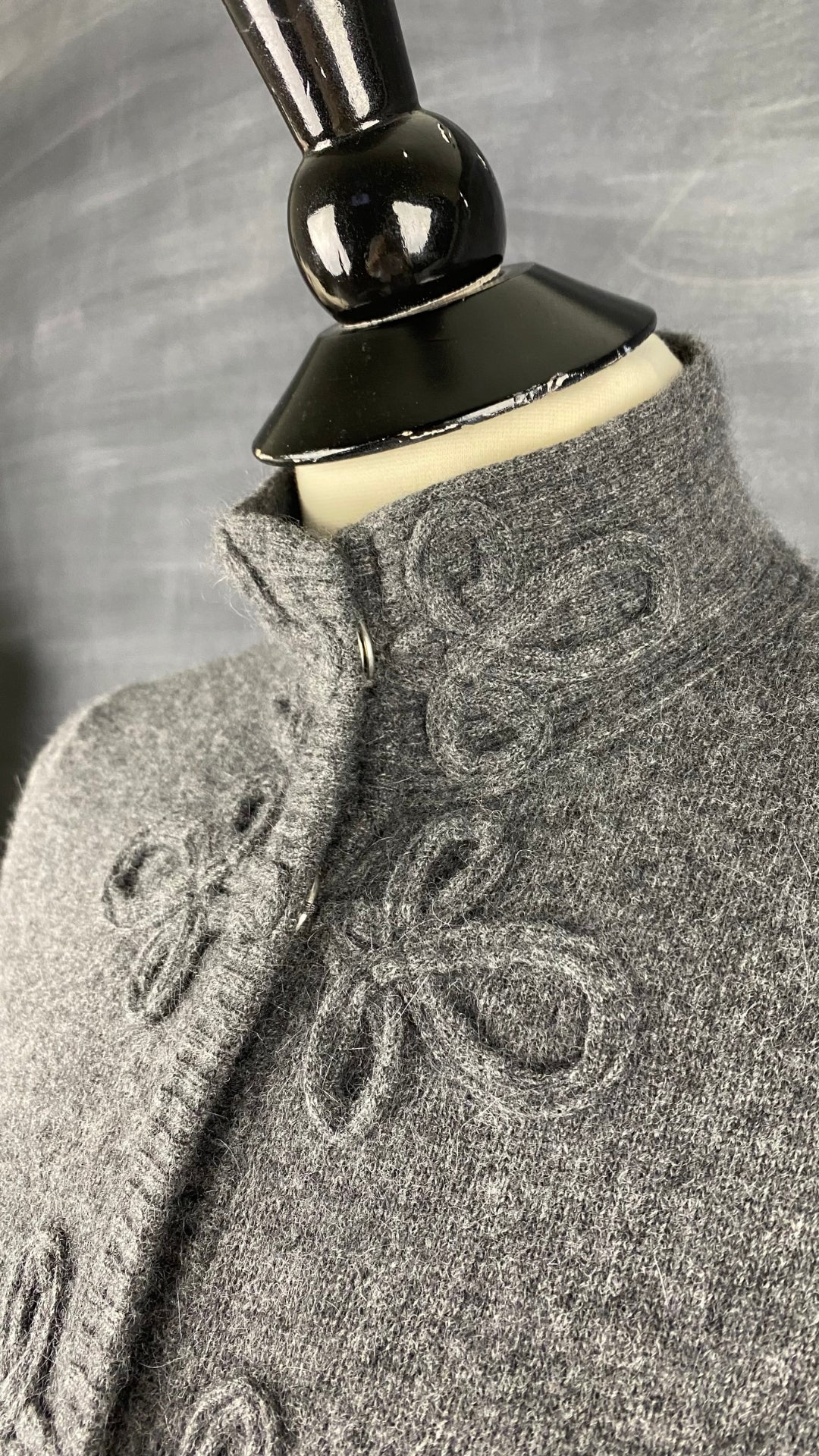 Cardigan tricot manches courtes Contemporaine, taille small. Vue de détails du col.