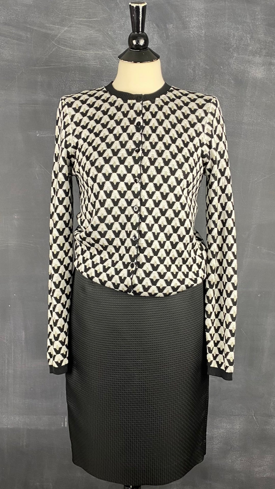 Cardigan tricot motif geo Icône, taille small. Vue de l'agencement avec la jupe texturée Calvin Klein.