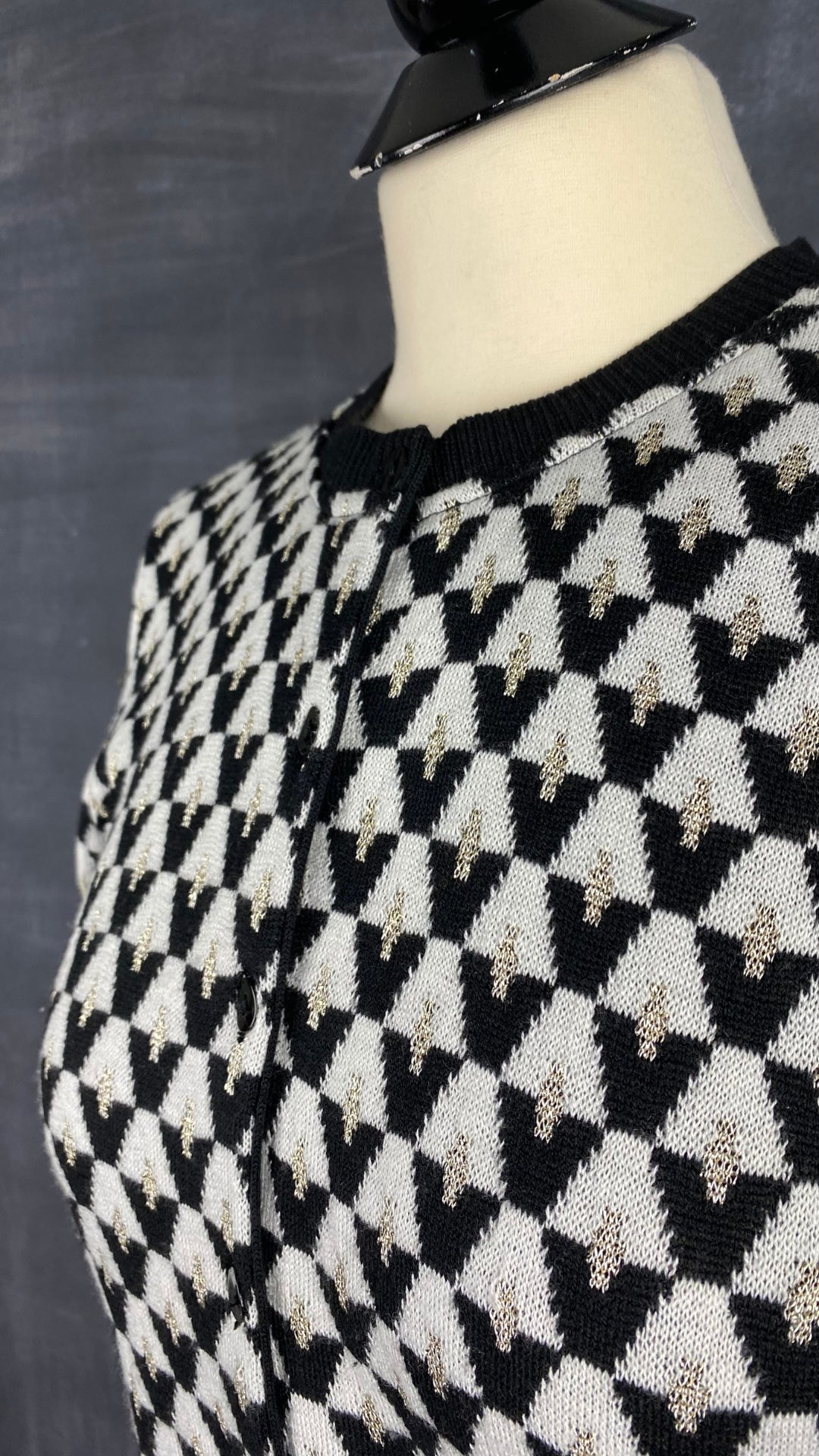 Cardigan tricot motif geo Icône, taille small. Vue de l'encolure.