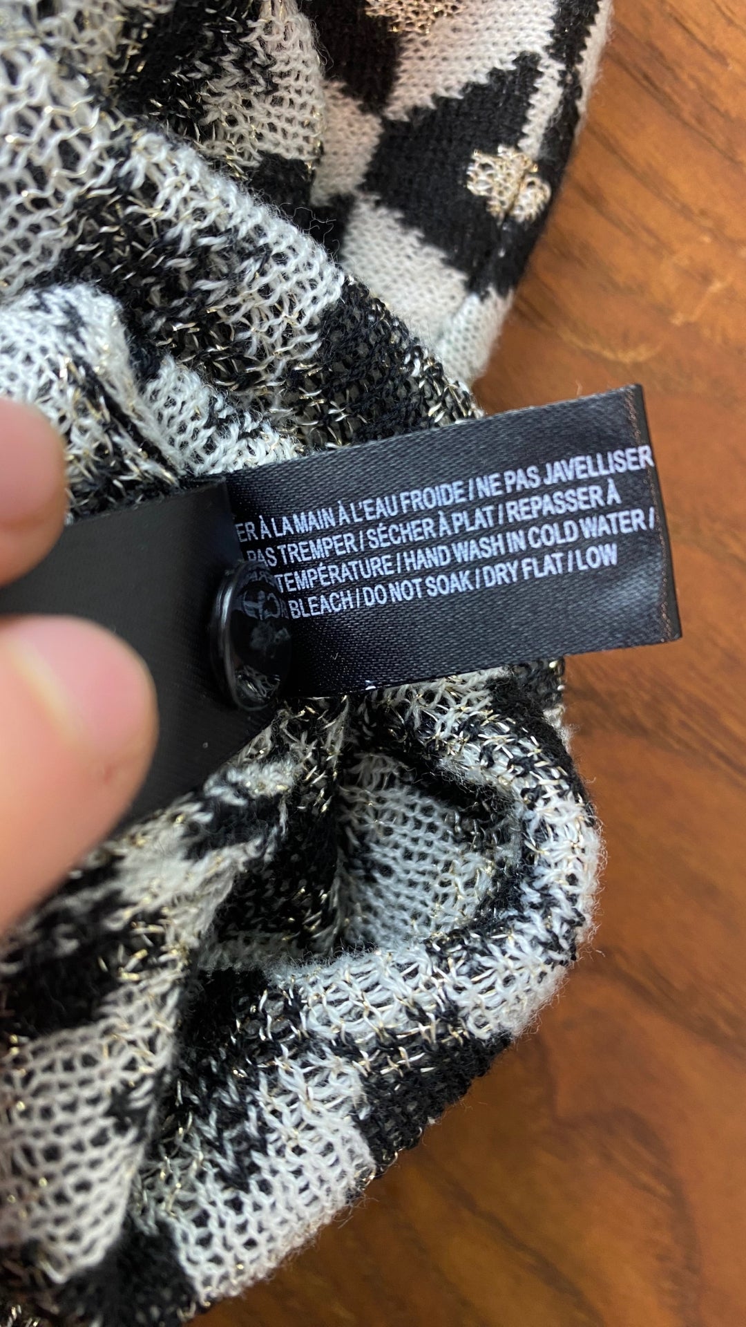 Cardigan tricot motif geo Icône, taille small. Vue de l'étiquette d'entretien.