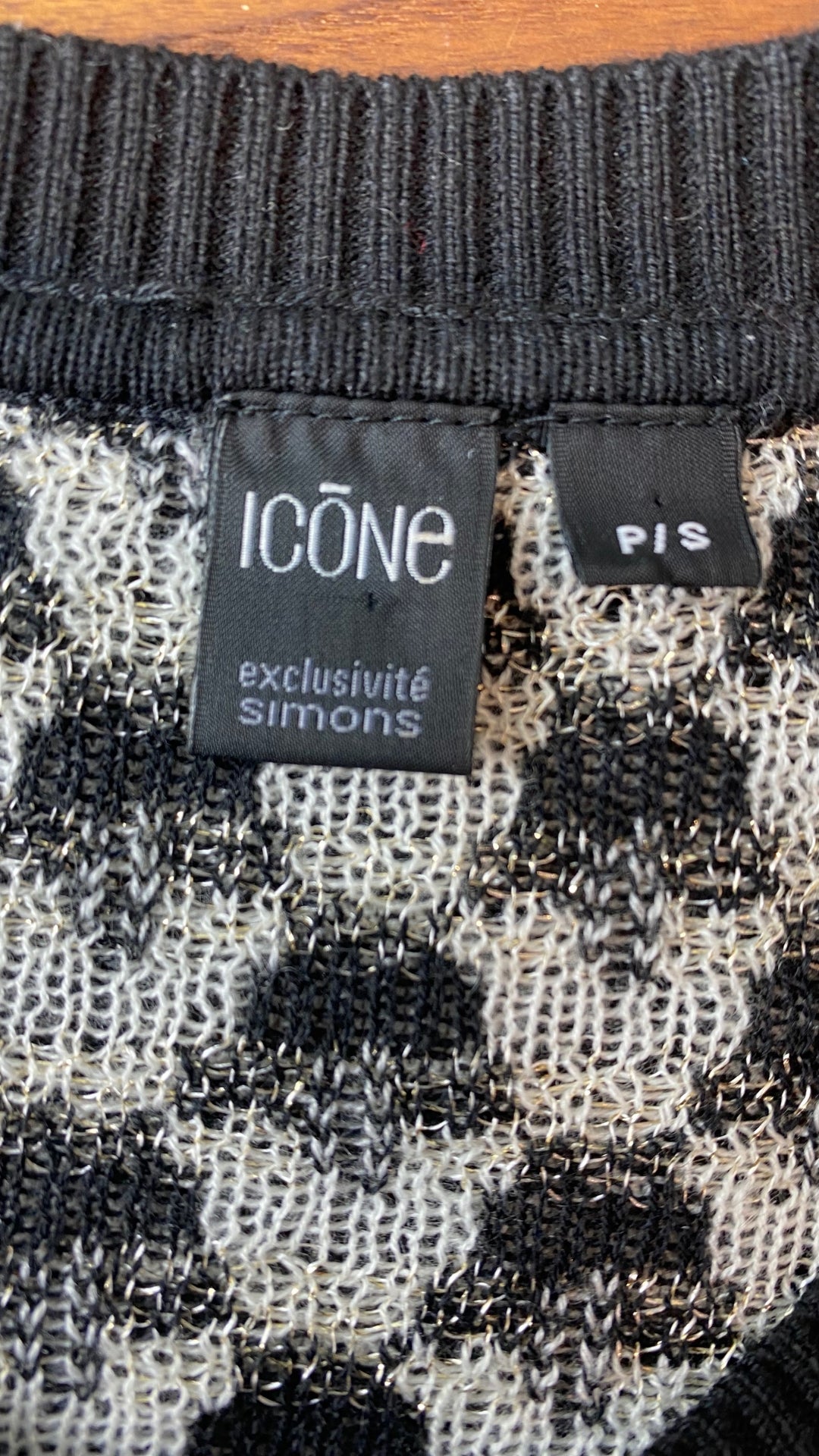 Cardigan tricot motif geo Icône, taille small. Vue de l'étiquette de marque et taille.