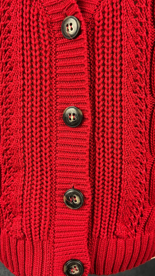 Cardigan rouge en tricot torsadé à col en V Esprit, taille medium. Vue de près des boutons.