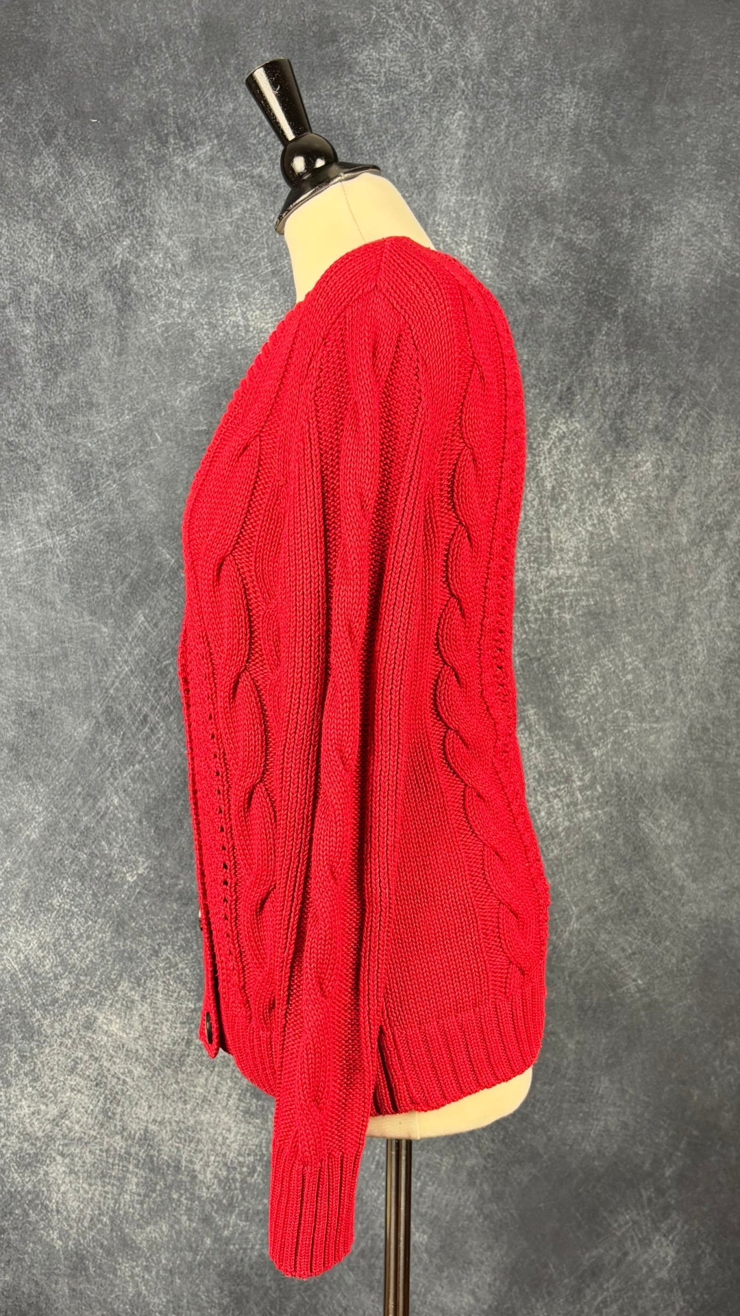 Cardigan rouge en tricot torsadé à col en V Esprit, taille medium. Vue de côté.