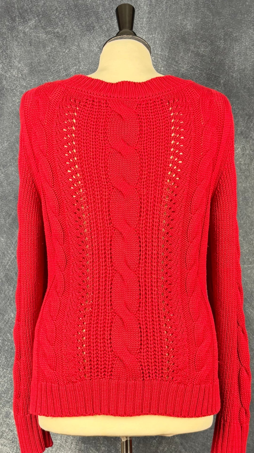 Cardigan rouge en tricot torsadé à col en V Esprit, taille medium. Vue de dos.