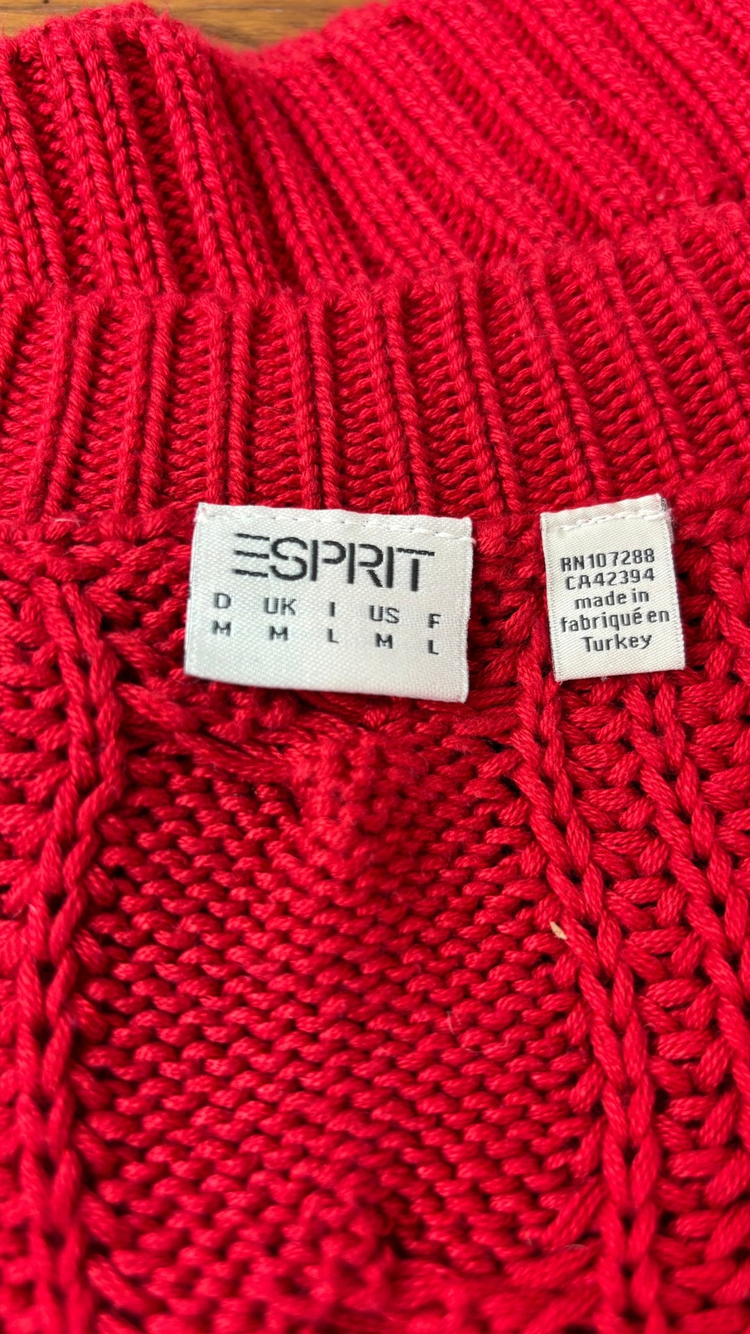 Cardigan rouge en tricot torsadé à col en V Esprit, taille medium. Vue de l'étiquette.