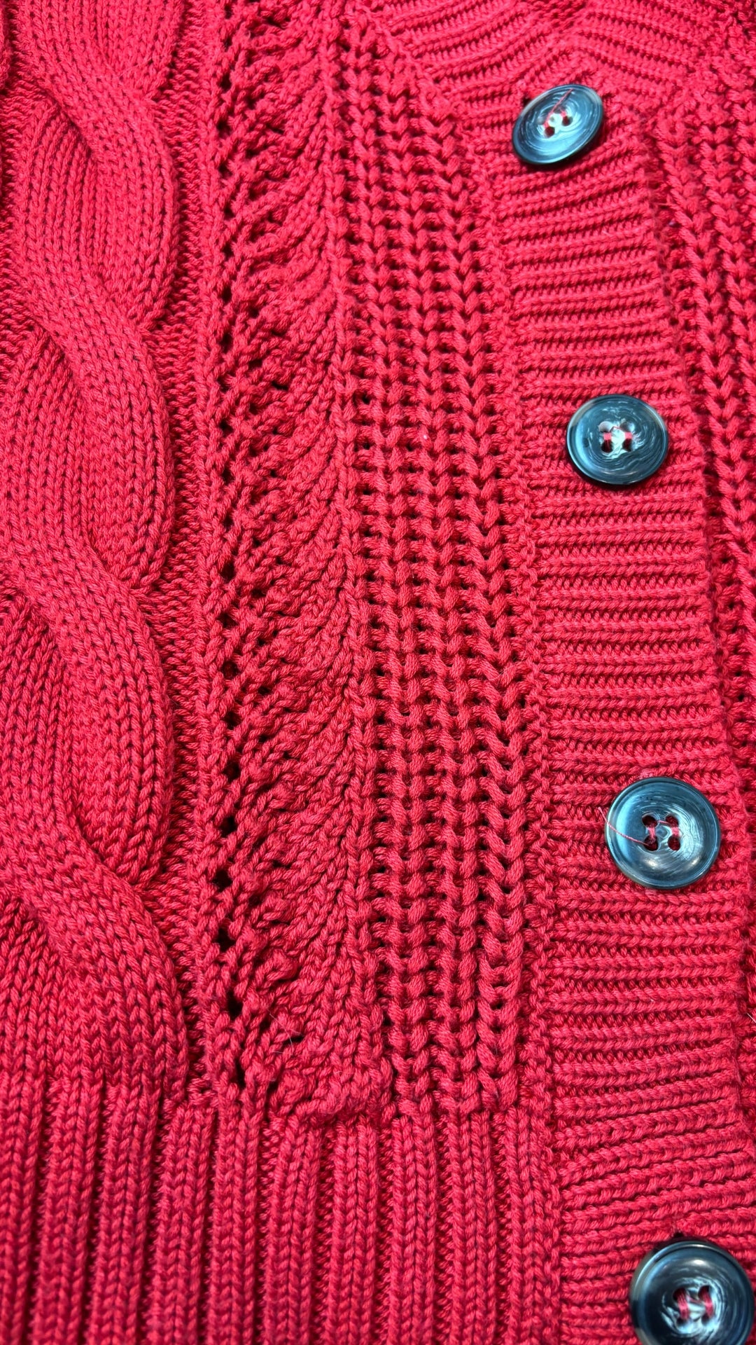 Cardigan rouge en tricot torsadé à col en V Esprit, taille medium. Vue de près des torsades.