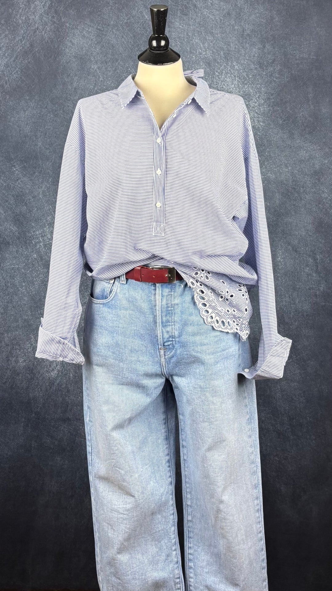 Ceinture en cuir bordeaux Mexx, taille estimée à small/medium. Vue de l'agencement avec un jeans pâle et une blouse à rayures et broderie.