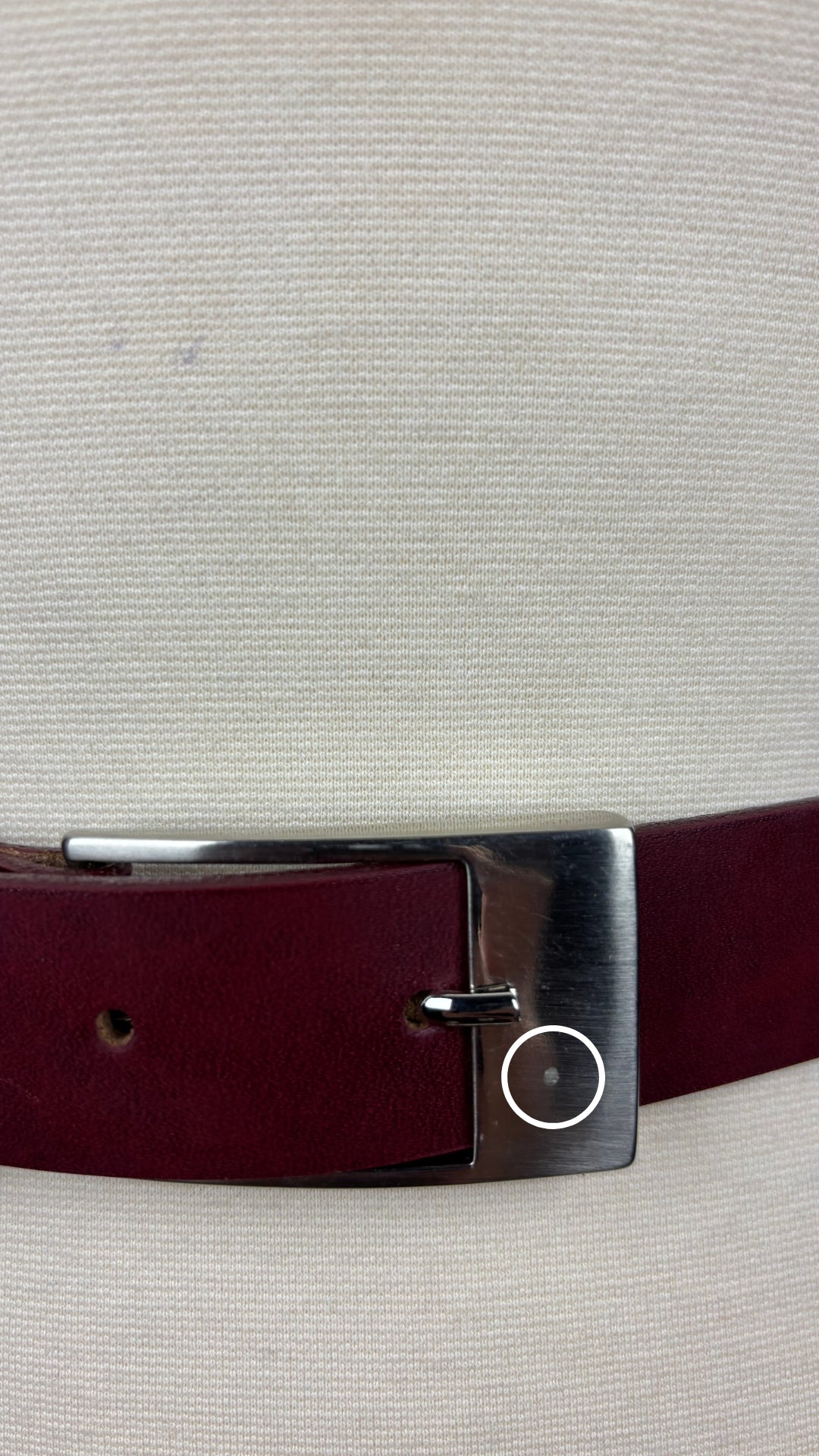 Ceinture en cuir bordeaux Mexx, taille estimée à small/medium. Vue de près de la boucle et du petit point sur le métal.