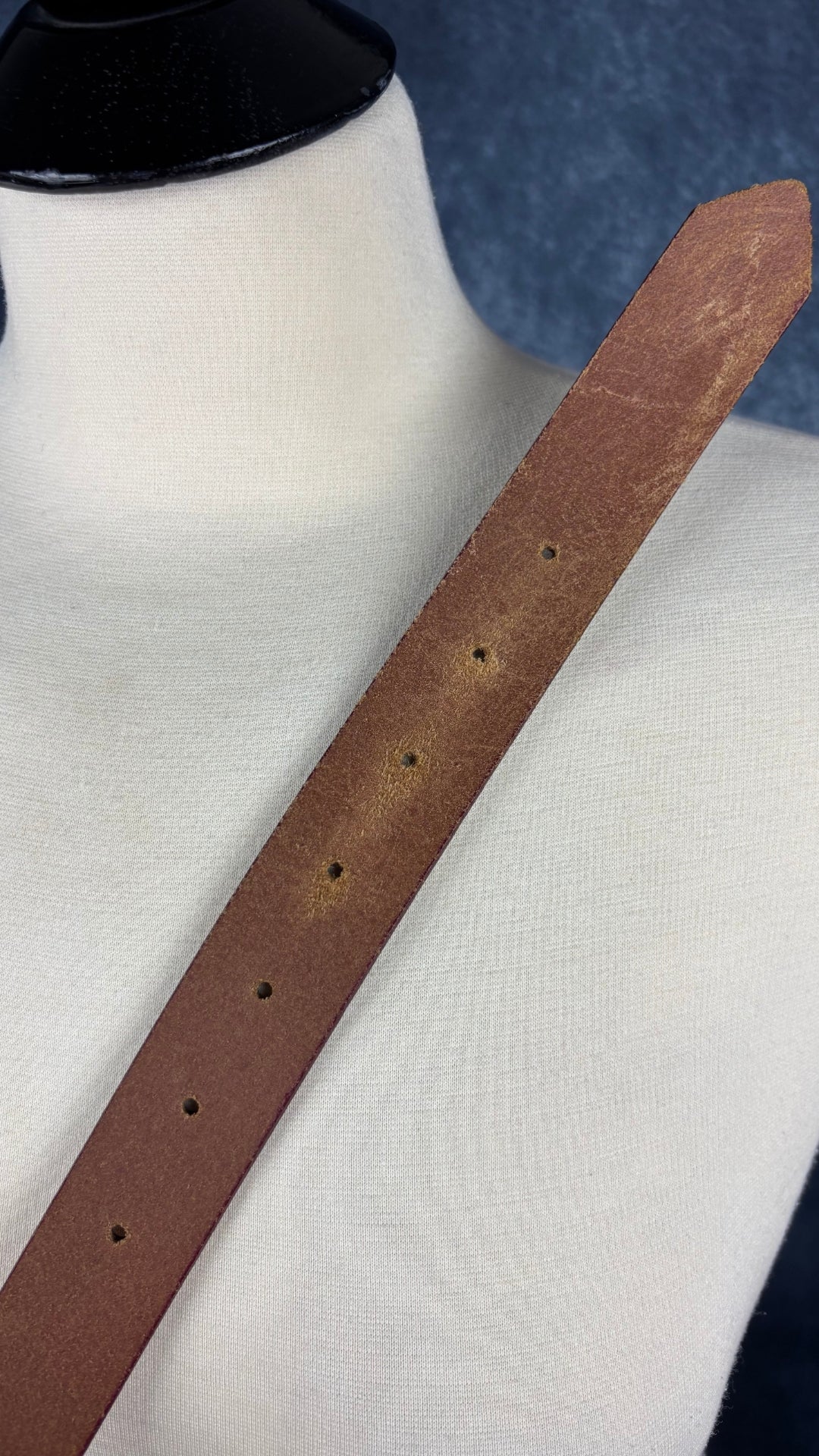 Ceinture en cuir bordeaux Mexx, taille estimée à small/medium. Vue de l'endos des trous.